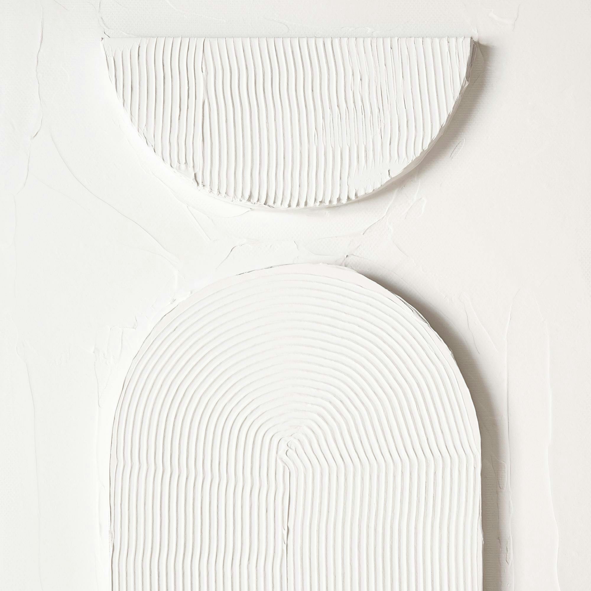 Vit poster med grafiska former av texturerat papper. En halvcirkel och en båge med vertikala linjer skapar djup.