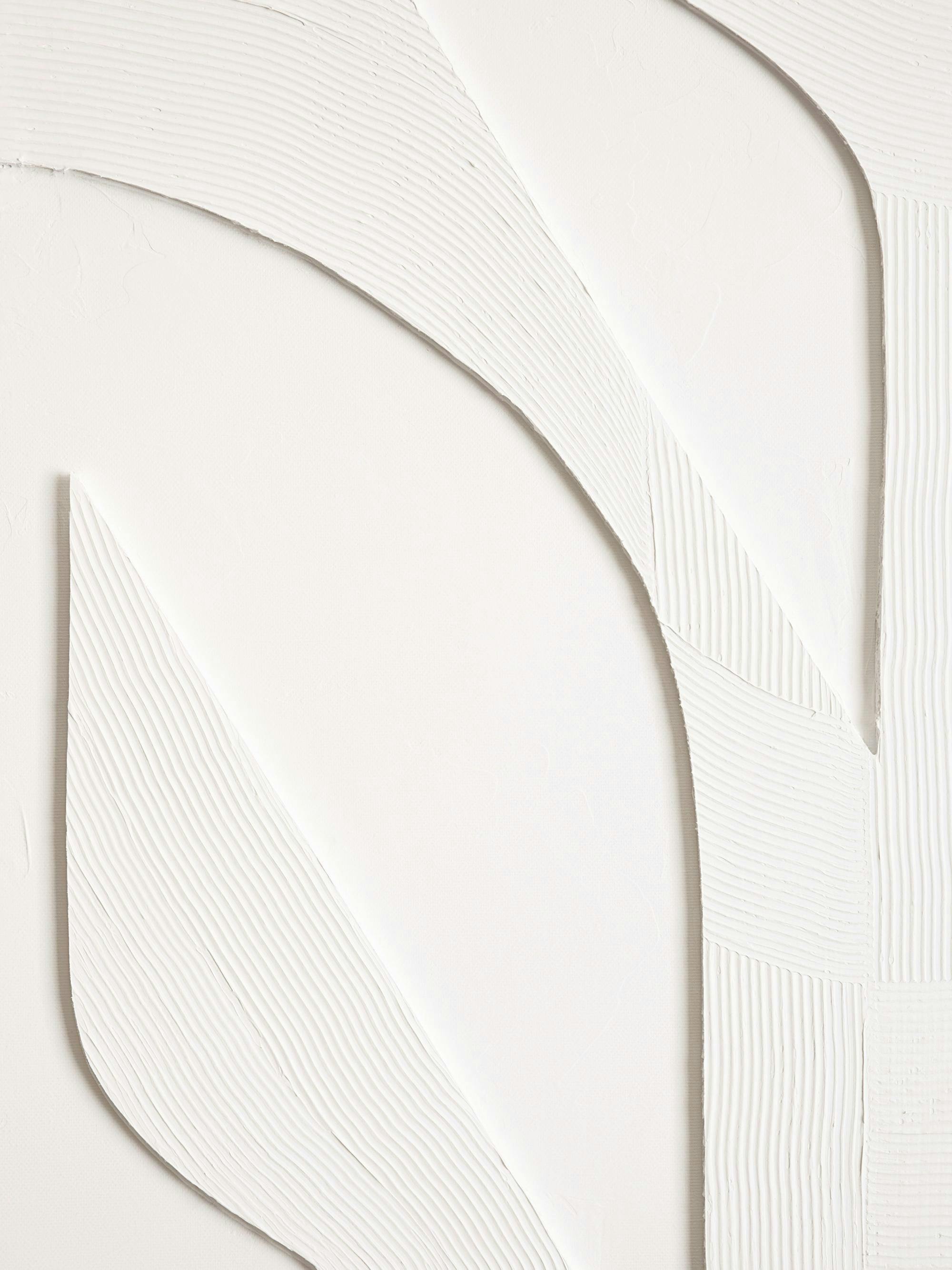 Minimalistisk poster med präglade vita pappersformer och texturerad yta. Abstrakta bågar och linjer skapar en subtil 3D-effekt.