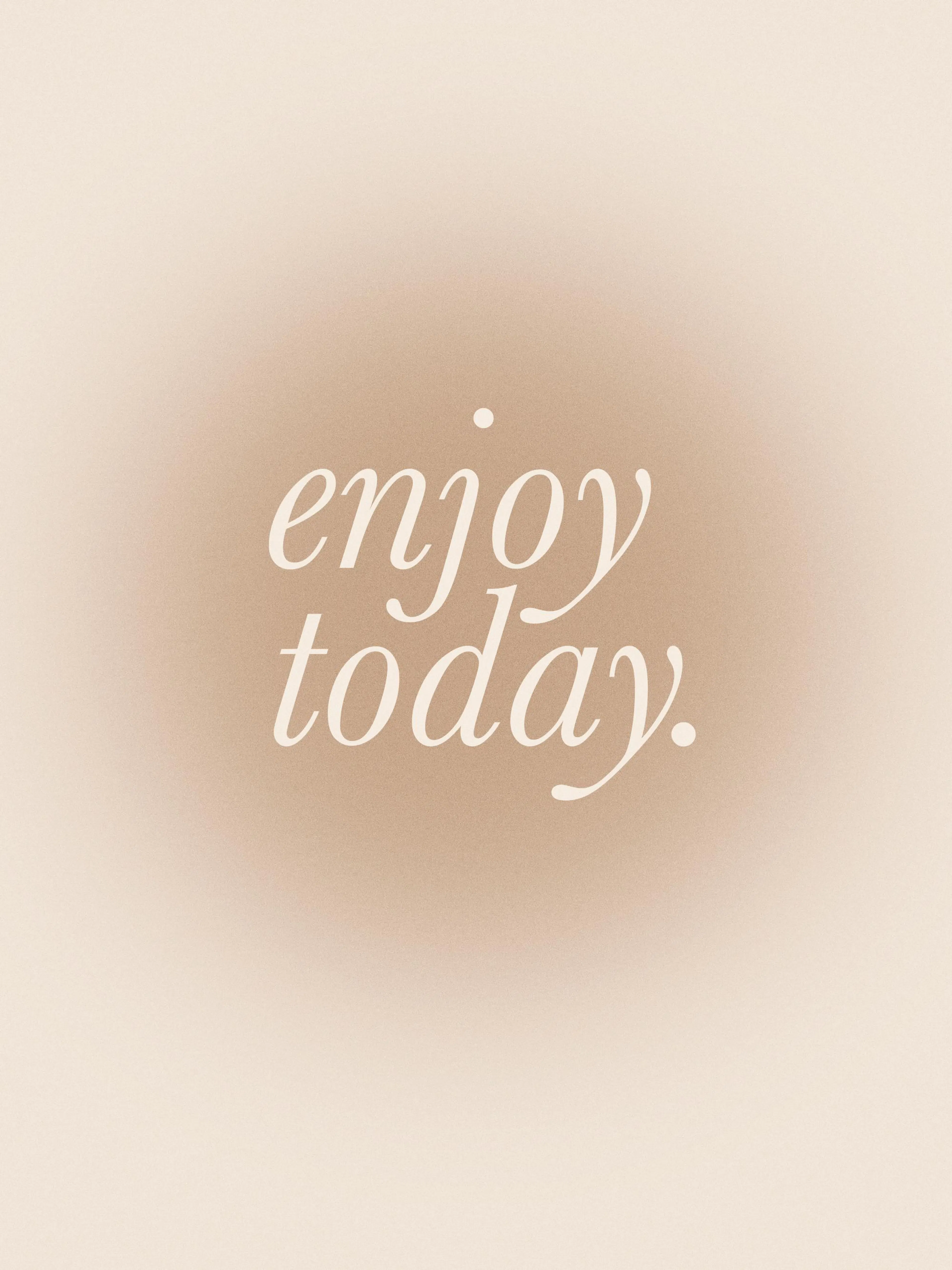 Plakat med teksten enjoy today i hvid skrift på en beige baggrund med kornet fotostruktur. Beige plakat, tekstprint.