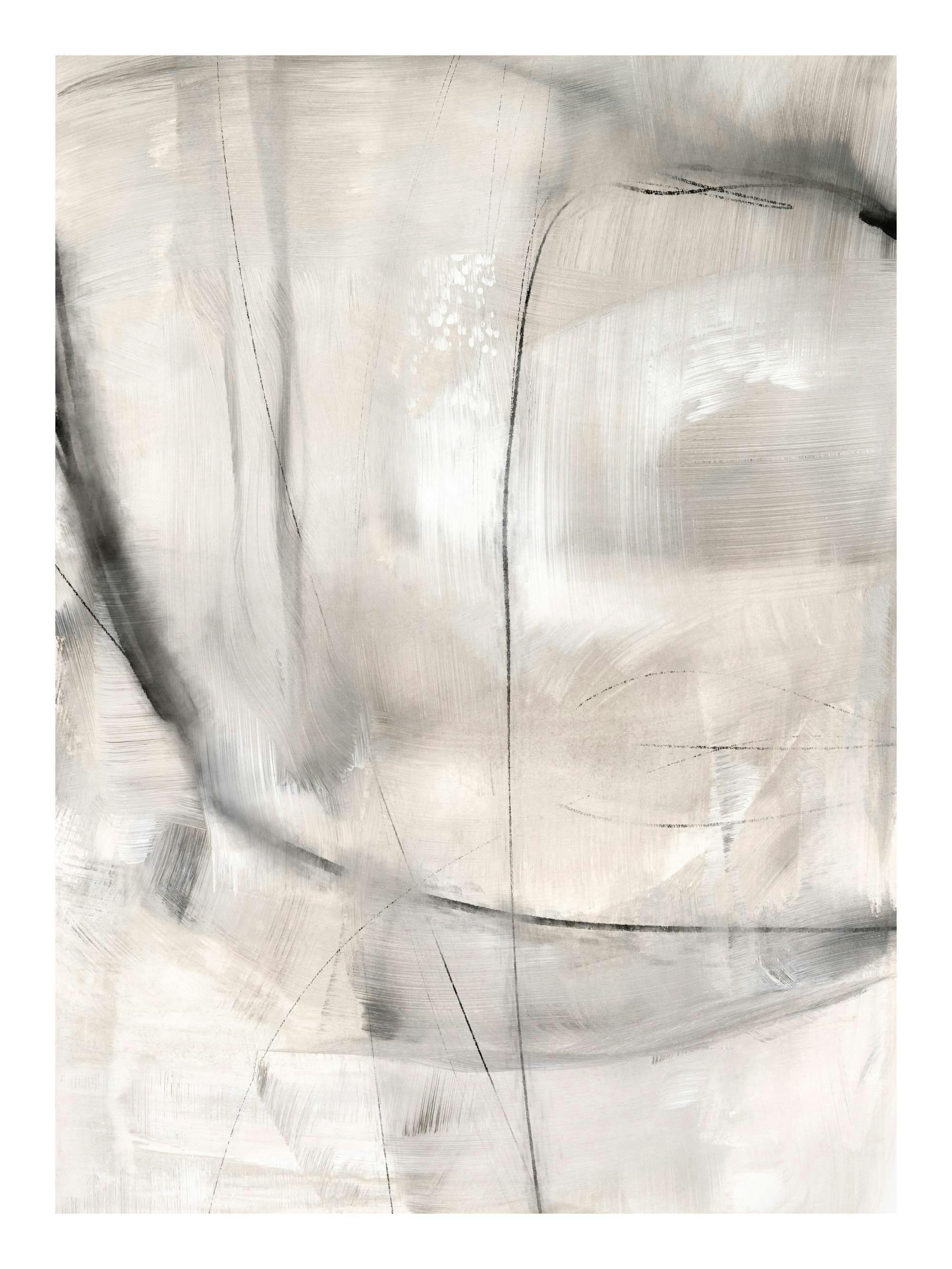 Póster abstracto en escala de grises con trazos de pincel difuminados en beige y líneas finas negras, ideal para decoración esca