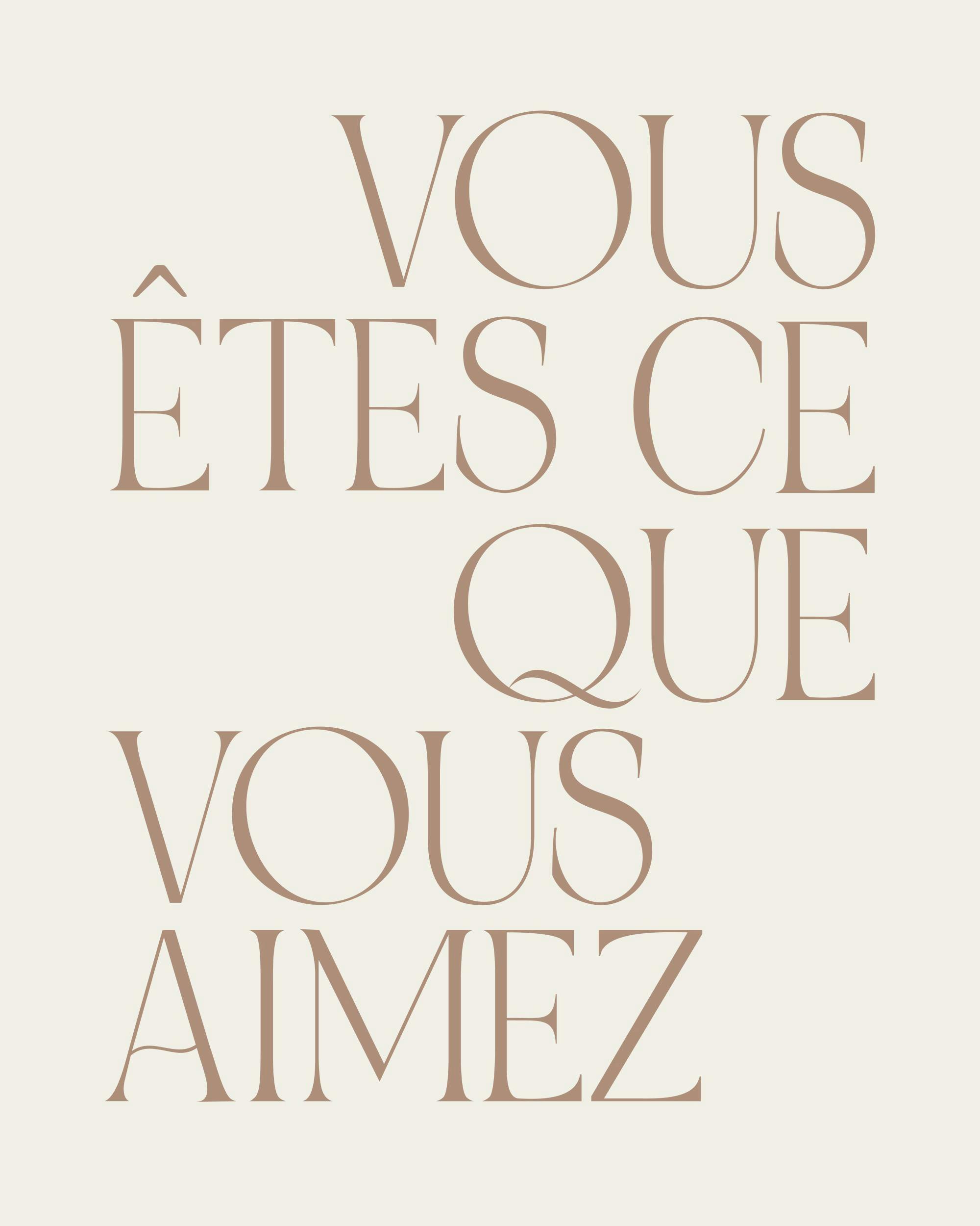 Typografiposter med brunt citat Vous êtes ce que vous aimez på ljusbeige bakgrund, fransk text.