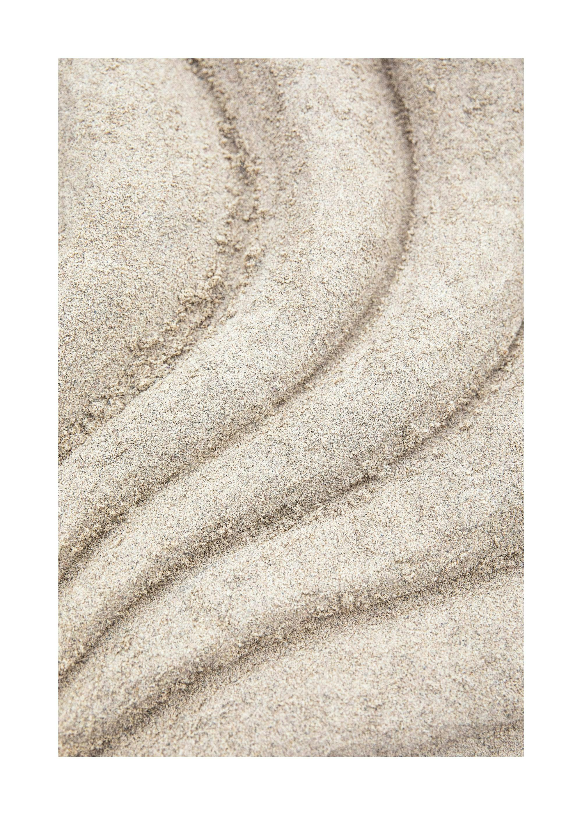 Póster fotográfico de arena con líneas onduladas suaves, tonos beige y blanco, ideal para decoración de pared.