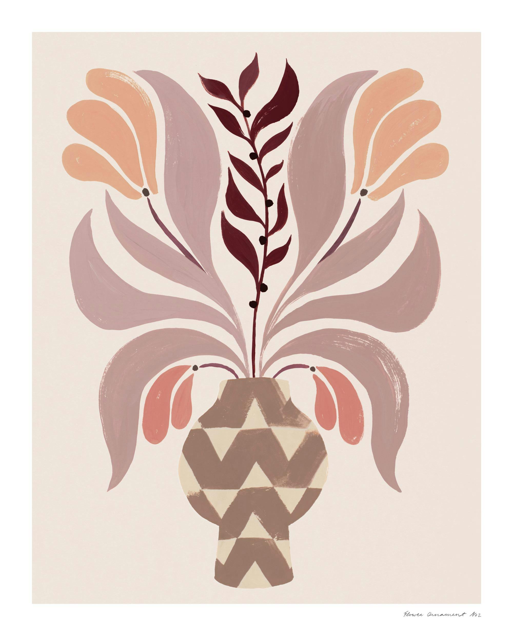 Beige och brun vas med sicksackmönster, med blommor och blad i rosa, lila och vinrött mot en beige bakgrund.