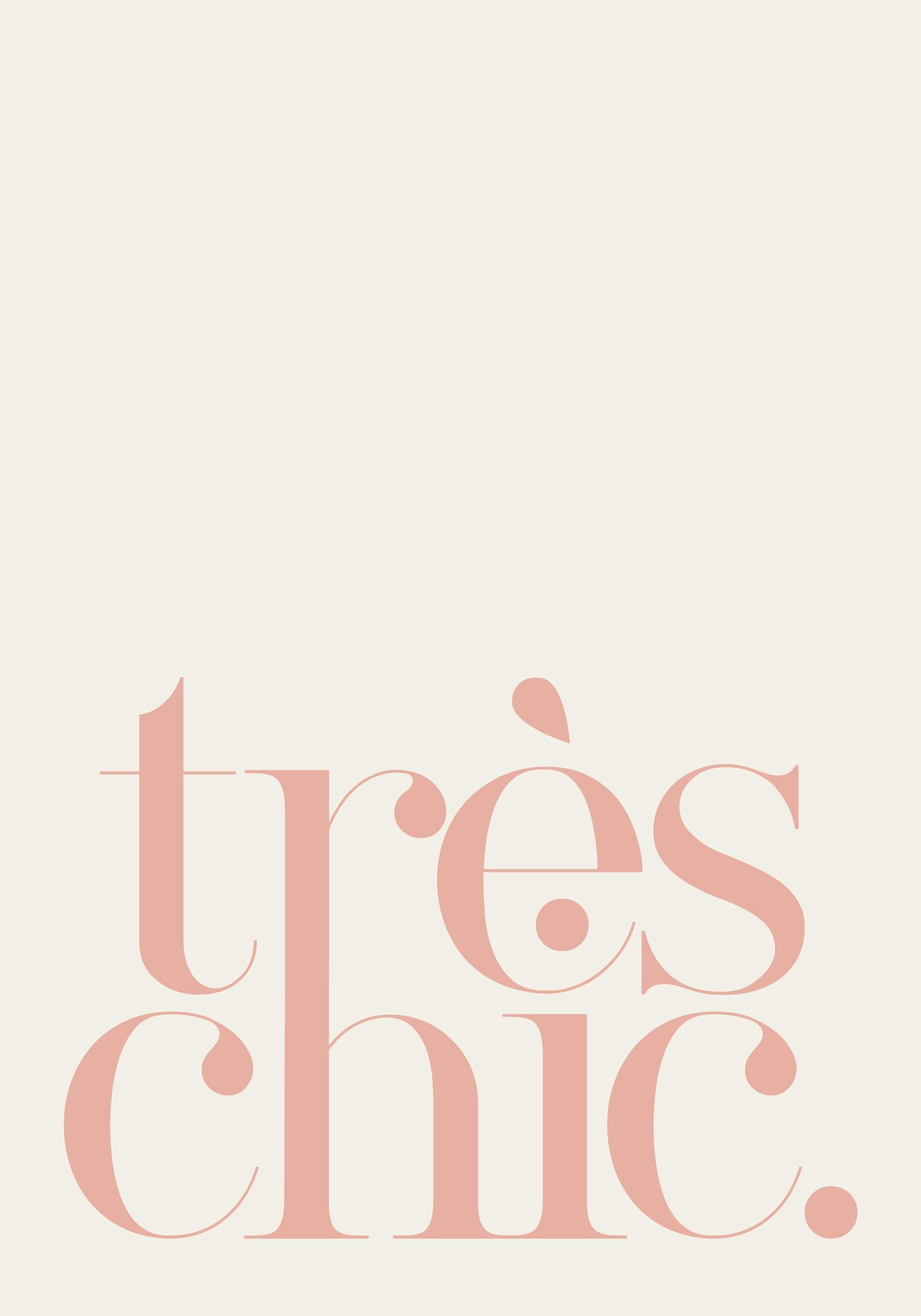 Typografiposter med texten très chic i persikorosa, mot en ljusbeige bakgrund. Elegant textkonst.