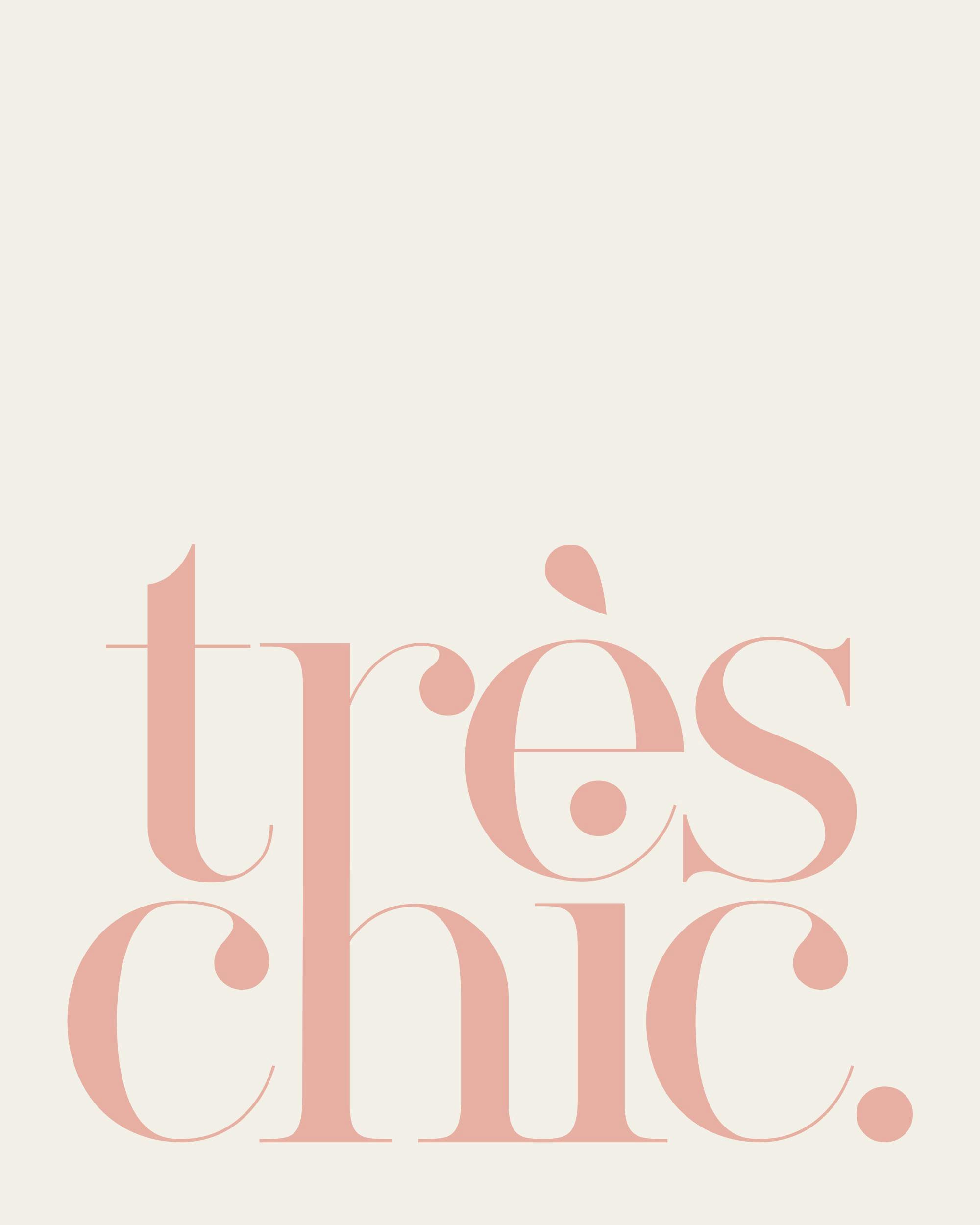 Typografiposter med texten très chic i persikorosa, mot en ljusbeige bakgrund. Elegant textkonst.
