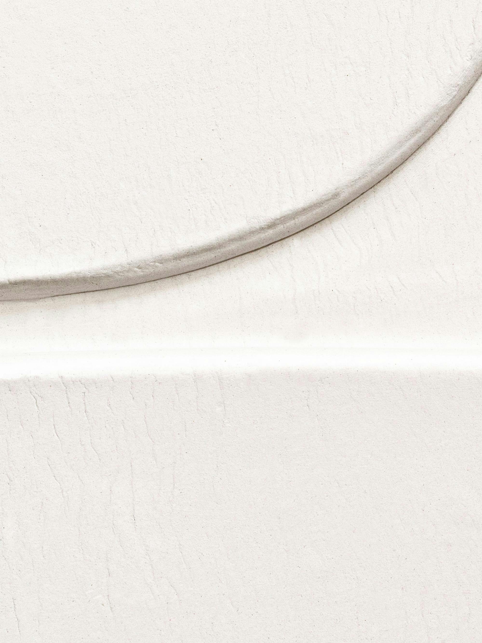 Affiche texturée minimaliste beige clair avec ligne courbe et typographie design