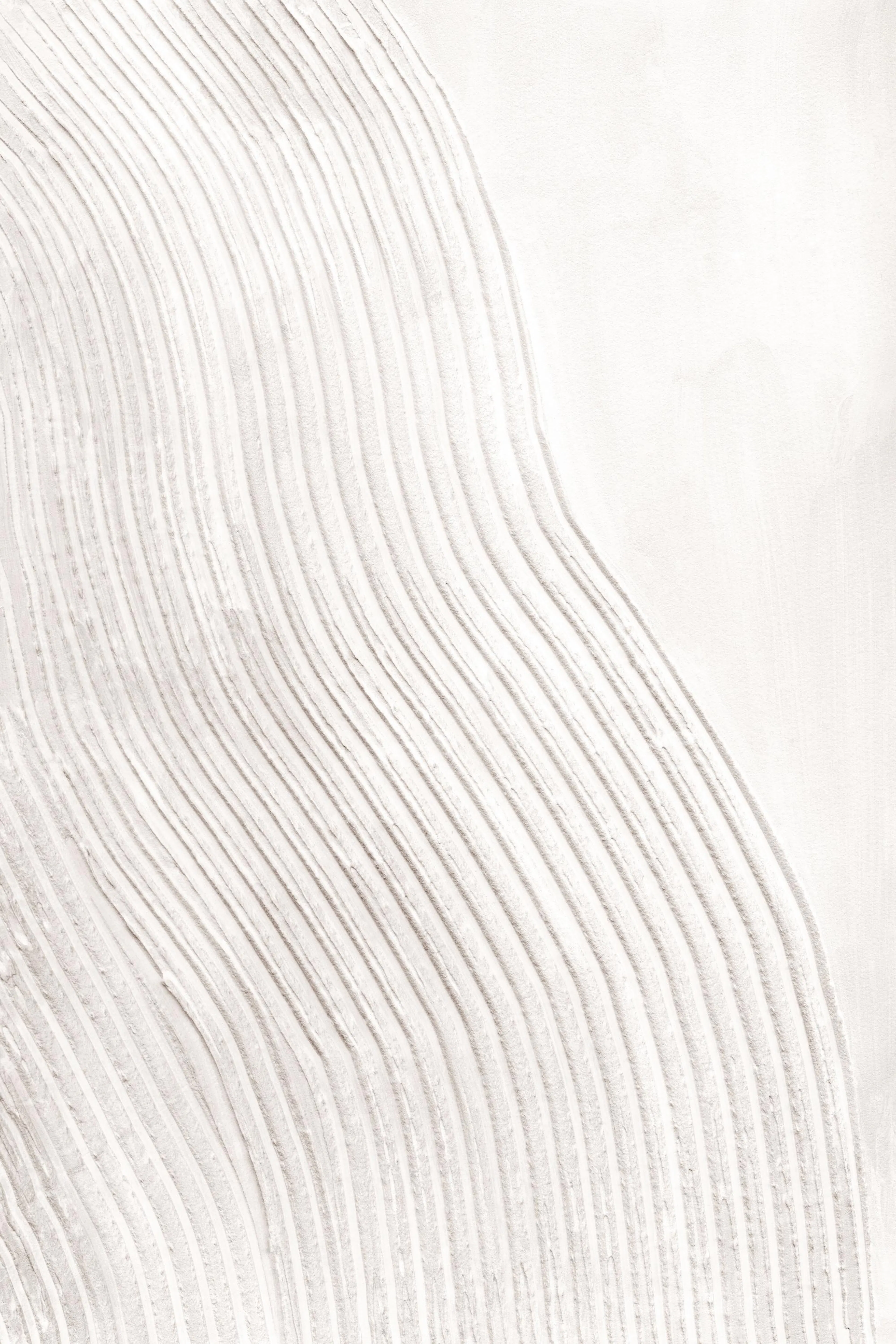 Poster bianco con texture a linee morbide, unarte strutturata minimalista che crea profondità.