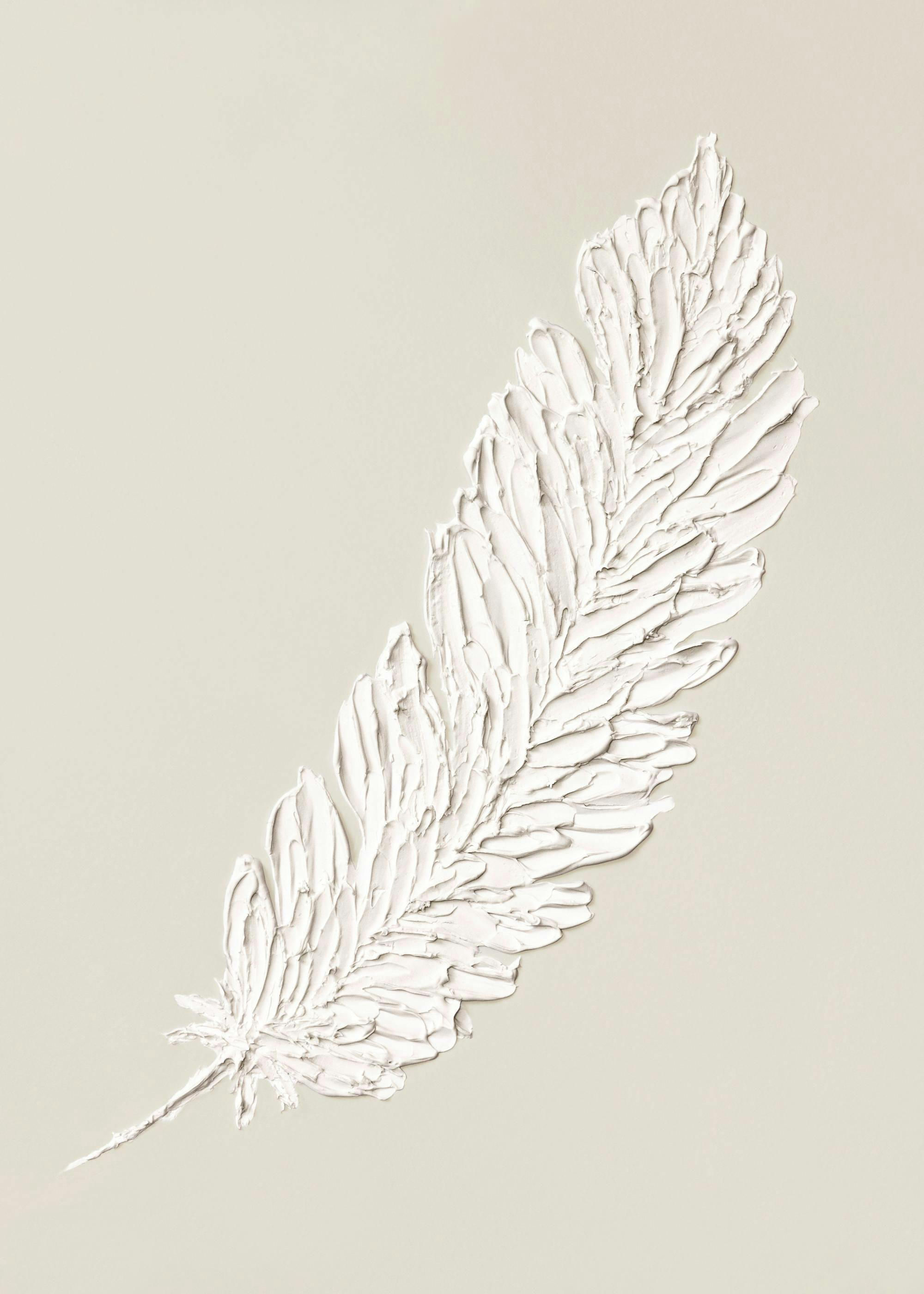 Affiche dune grande plume blanche texturée sur un fond beige clair, avec un effet 3D