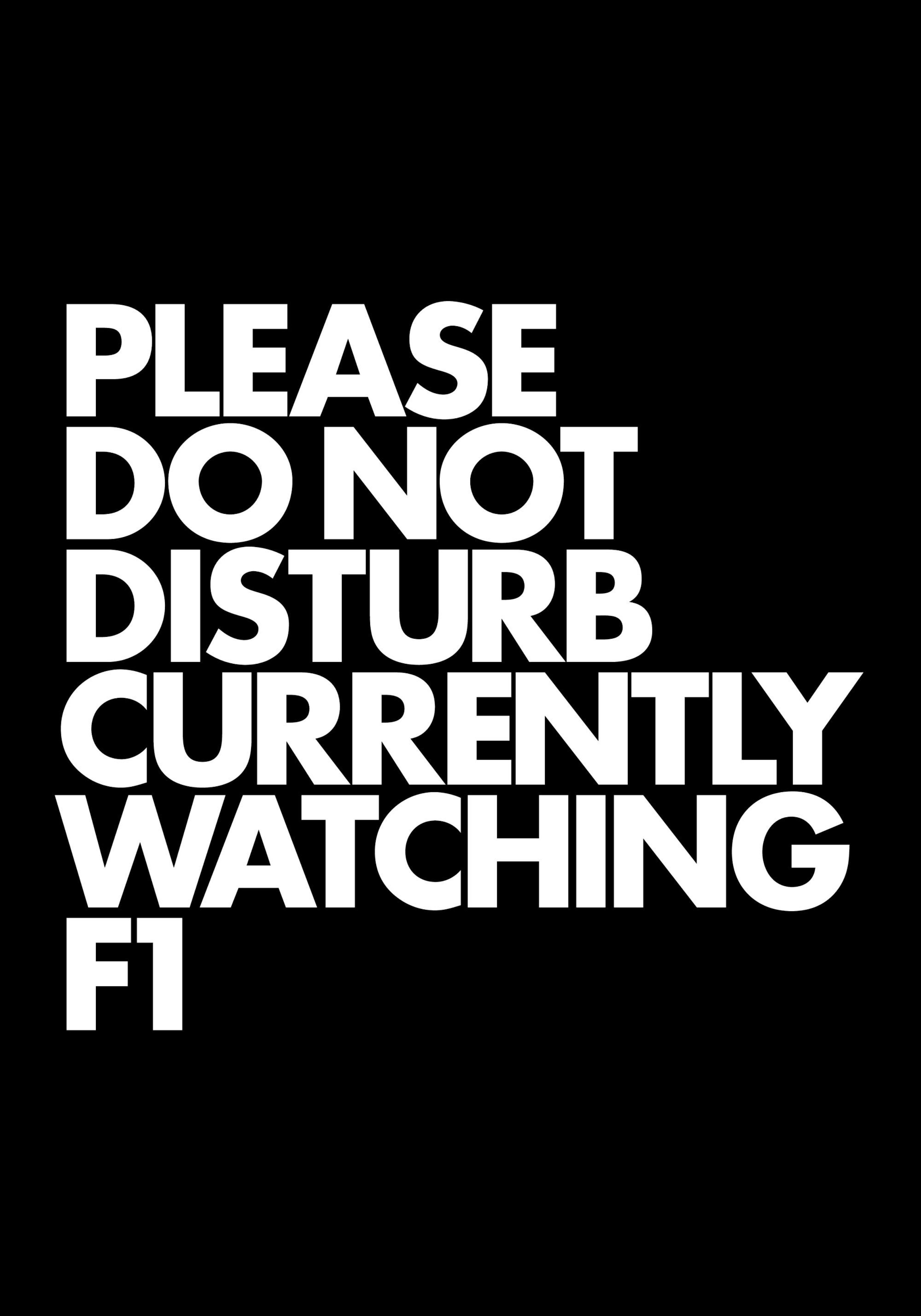 Plakát s bílým textem Please do not disturb currently watching F1“ na černém pozadí, ideální pro fanoušky Formule 1.