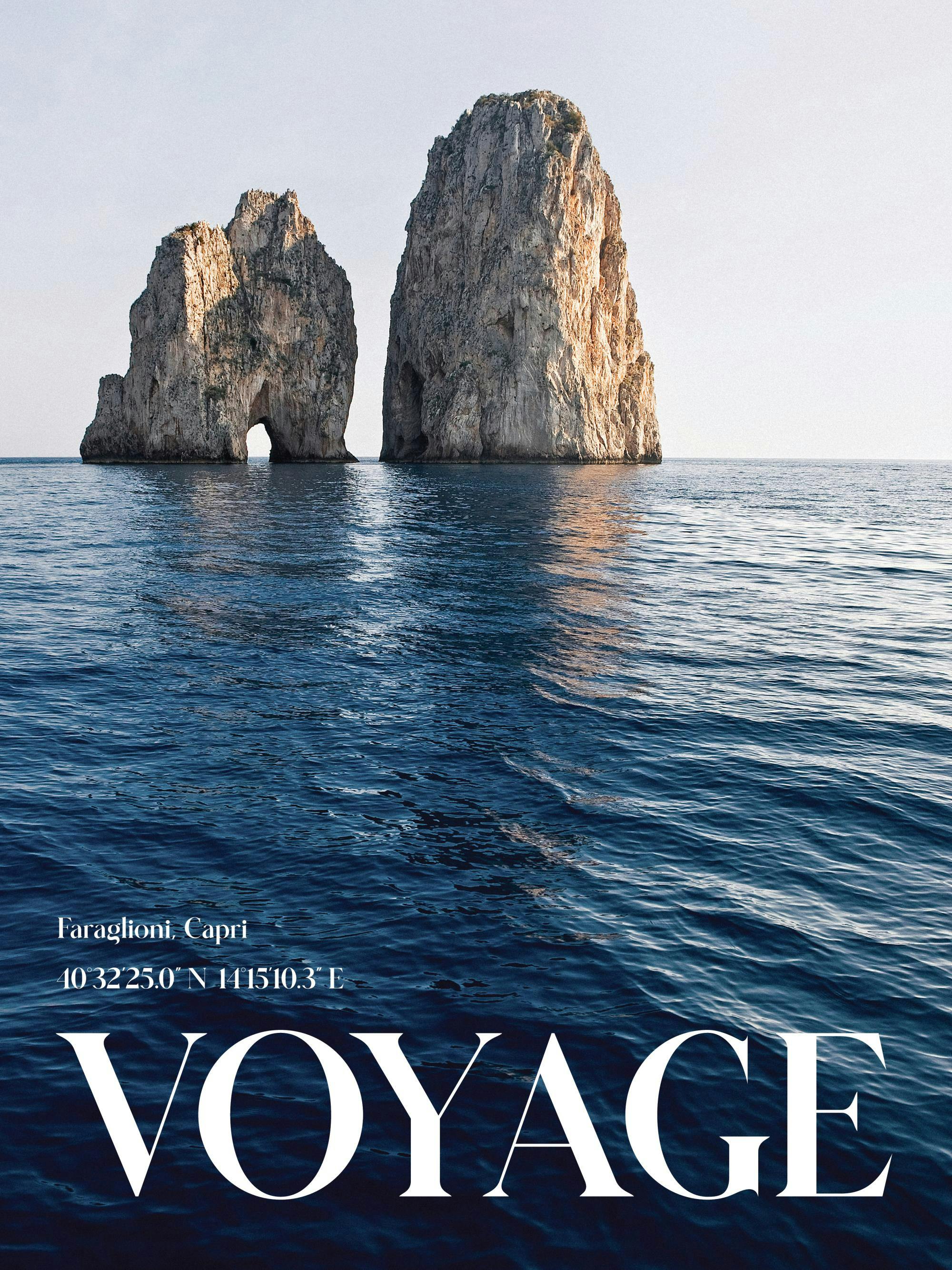 Fotografi av två höga havsklippor i blått vatten, med texten Voyage i förgrunden. Blå poster med klippor.