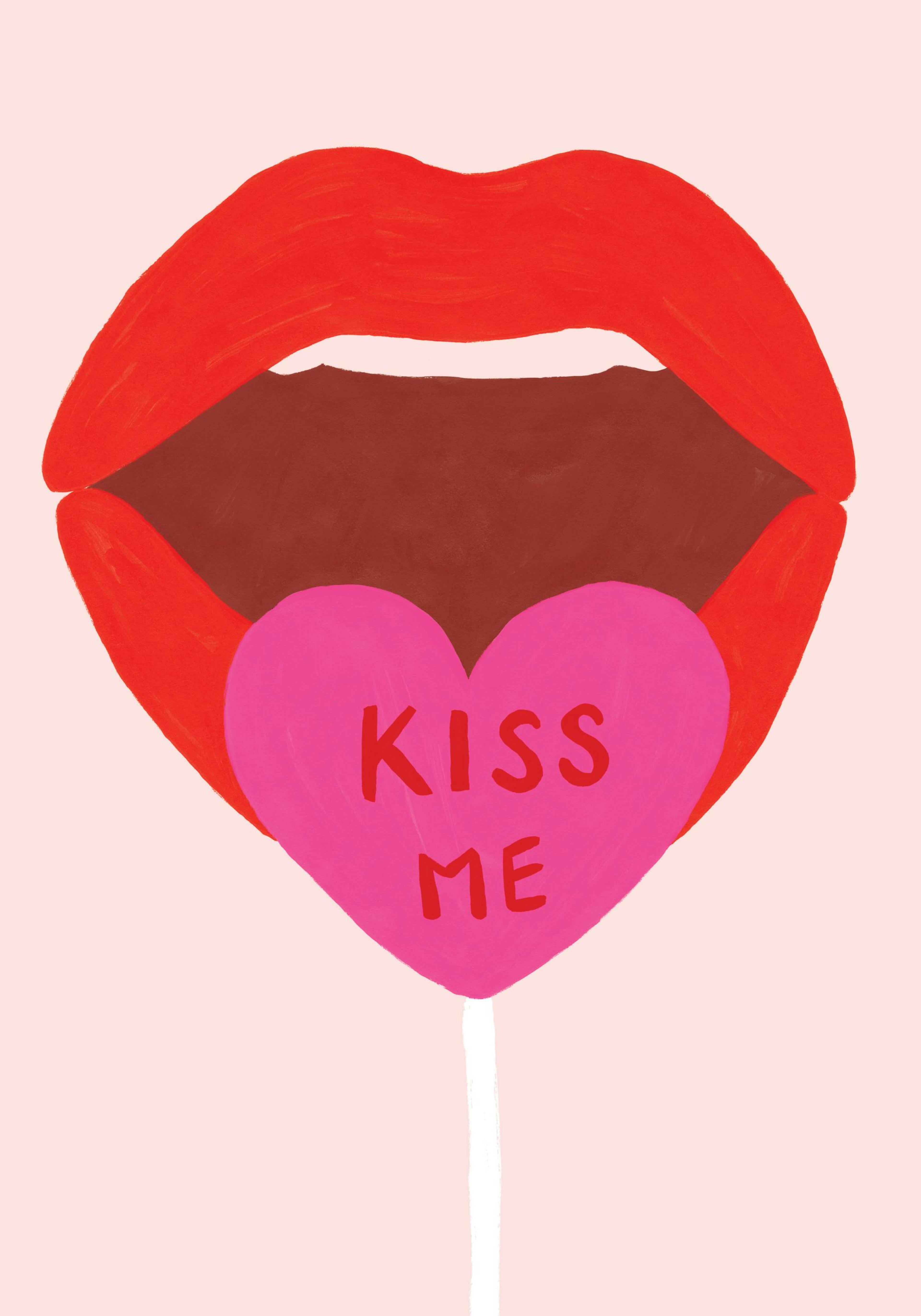 Poster mit roten Lippen, die einen pinkfarbenen herzförmigen Lollipop mit der Aufschrift KISS ME“ halten.