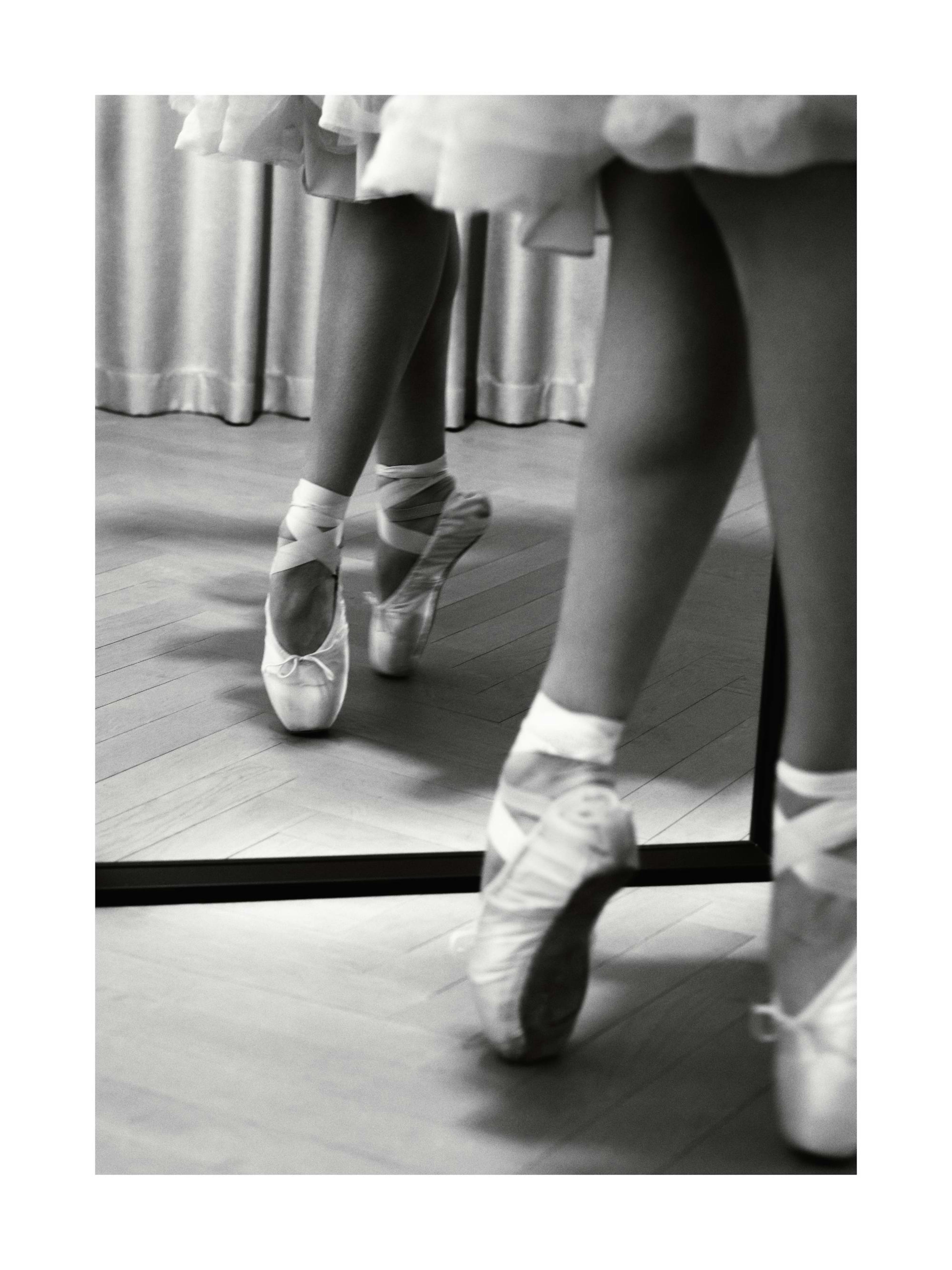 Zwart-wit poster van de voeten van een ballerina in spitzen, gespiegeld in een spiegel.