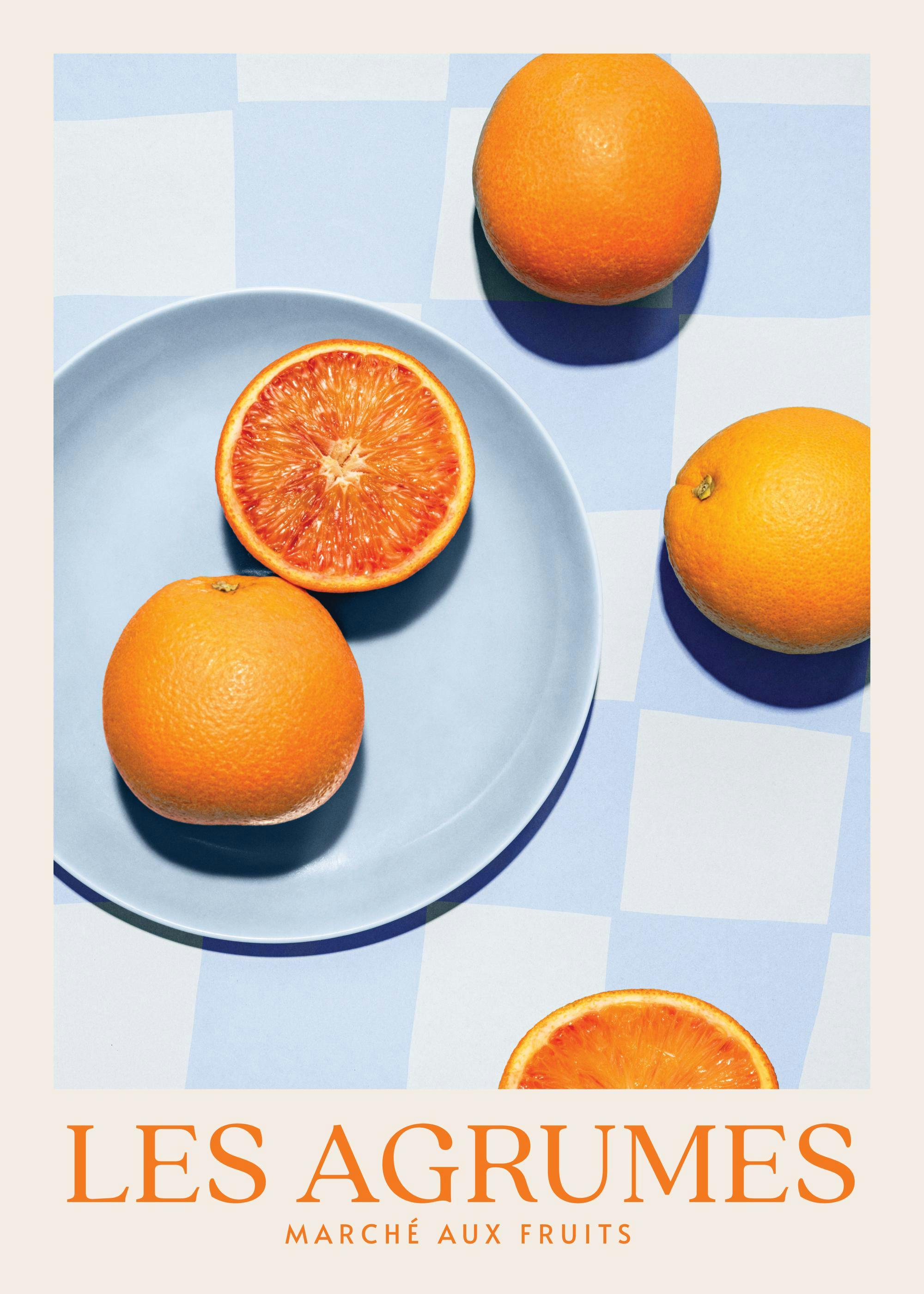 Póster de naranjas en un plato azul sobre un mantel de cuadros azules con texto naranja en la parte inferior, ideal para cocina.