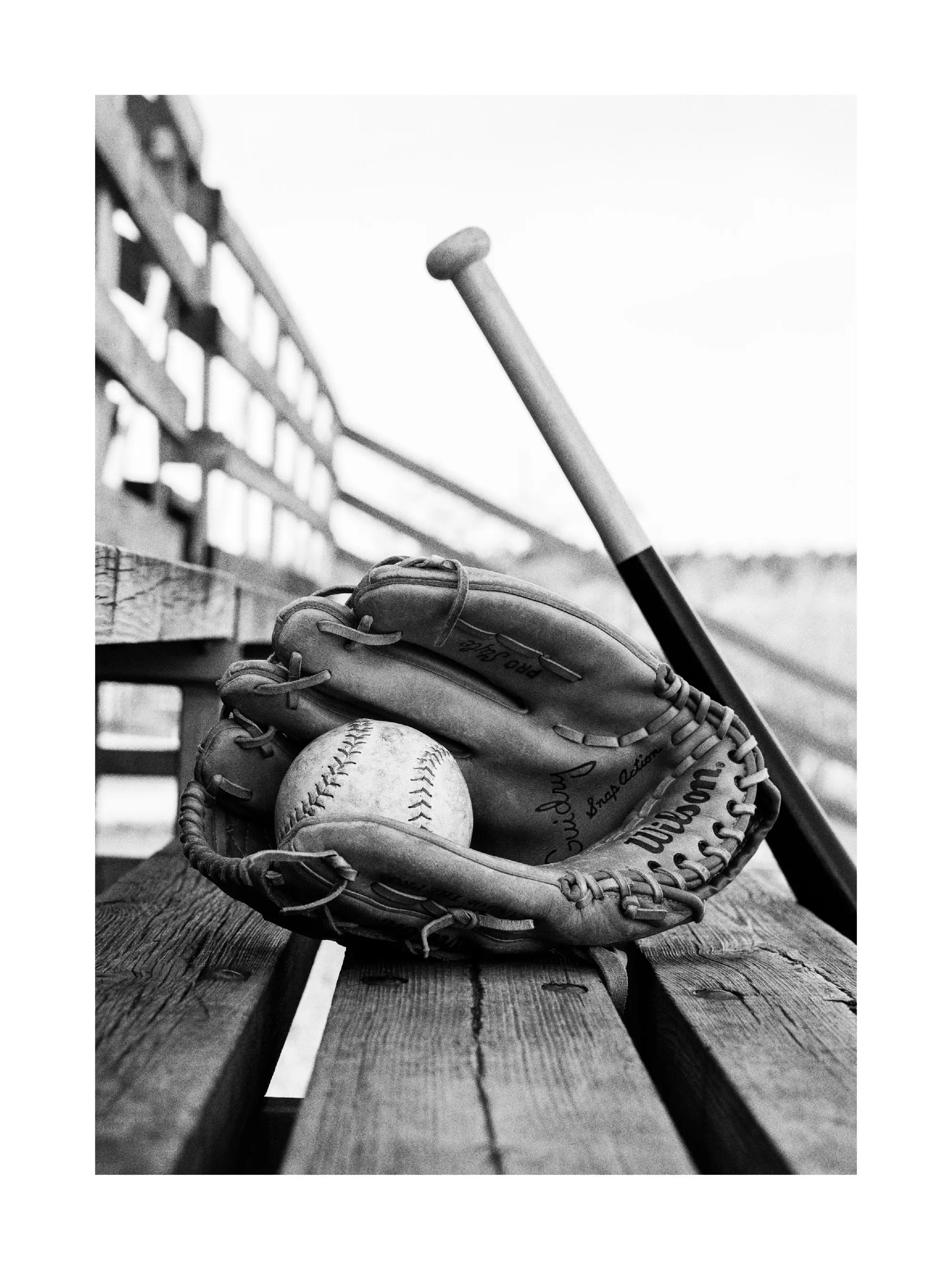 Póster béisbol blanco y negro: bate, pelota, guante en banco de madera. Fotografía granulada de equipo deportivo.