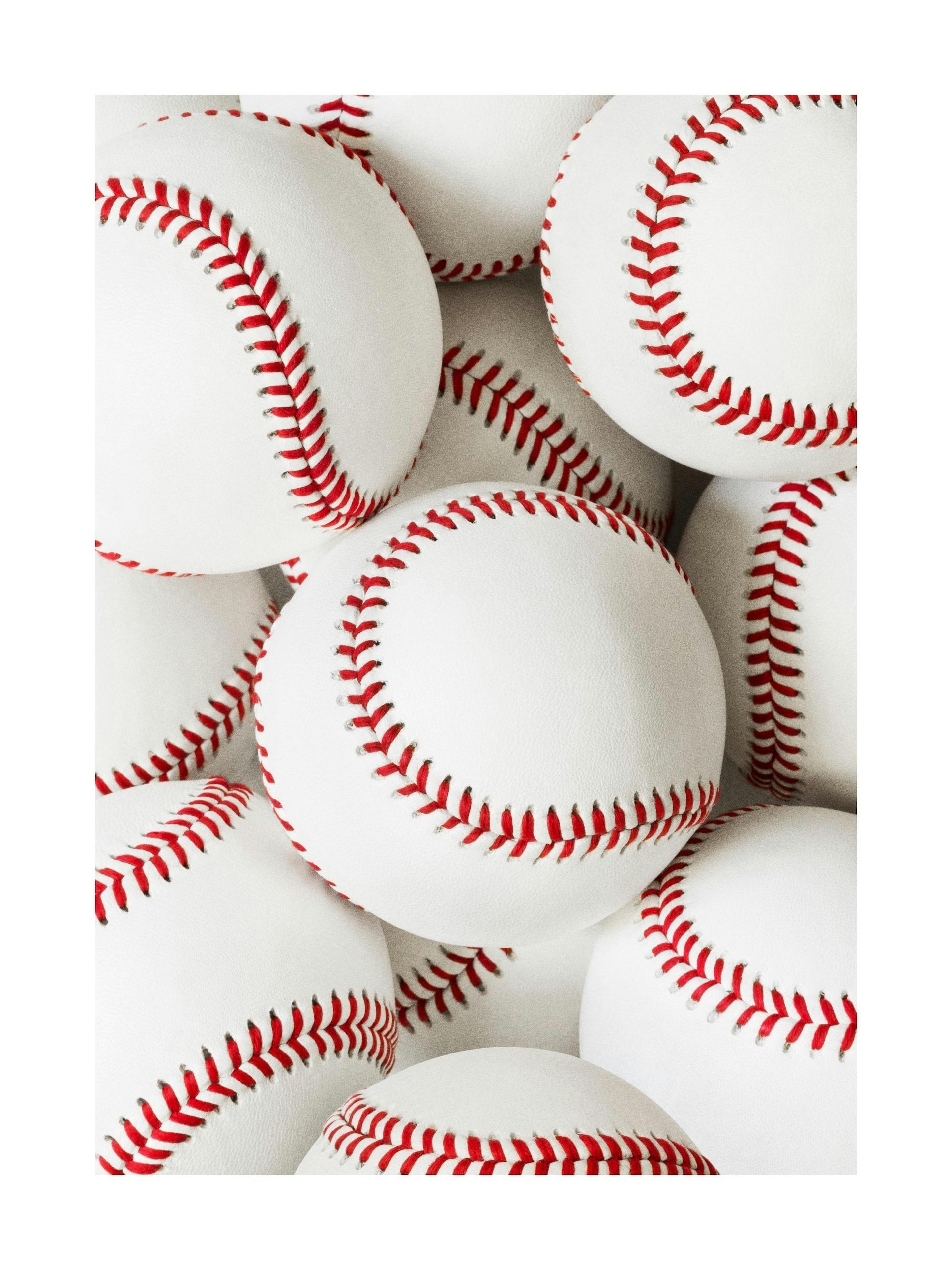 Póster de béisbol con un primer plano de pelotas blancas con costuras rojas, ideal para aficionados.