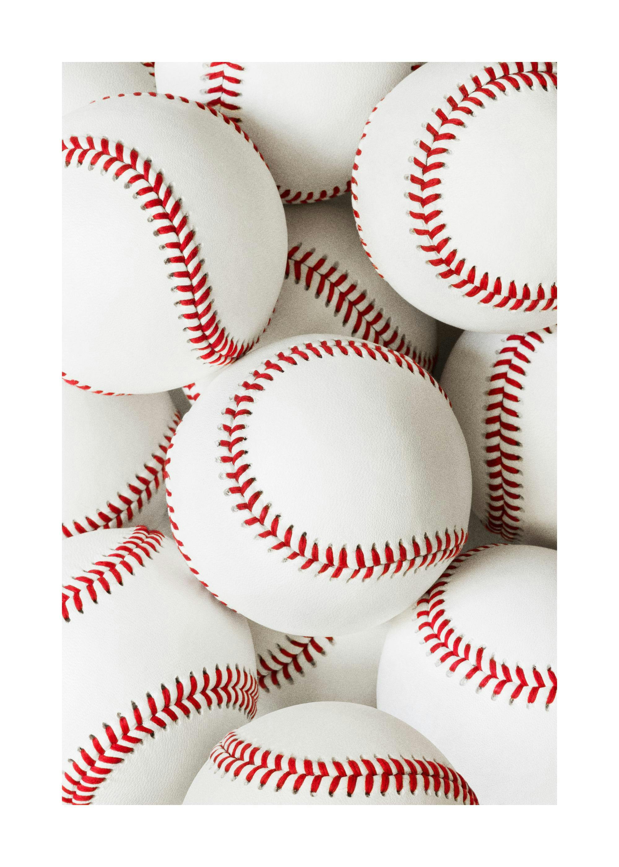 Póster de béisbol con un primer plano de pelotas blancas con costuras rojas, ideal para aficionados.