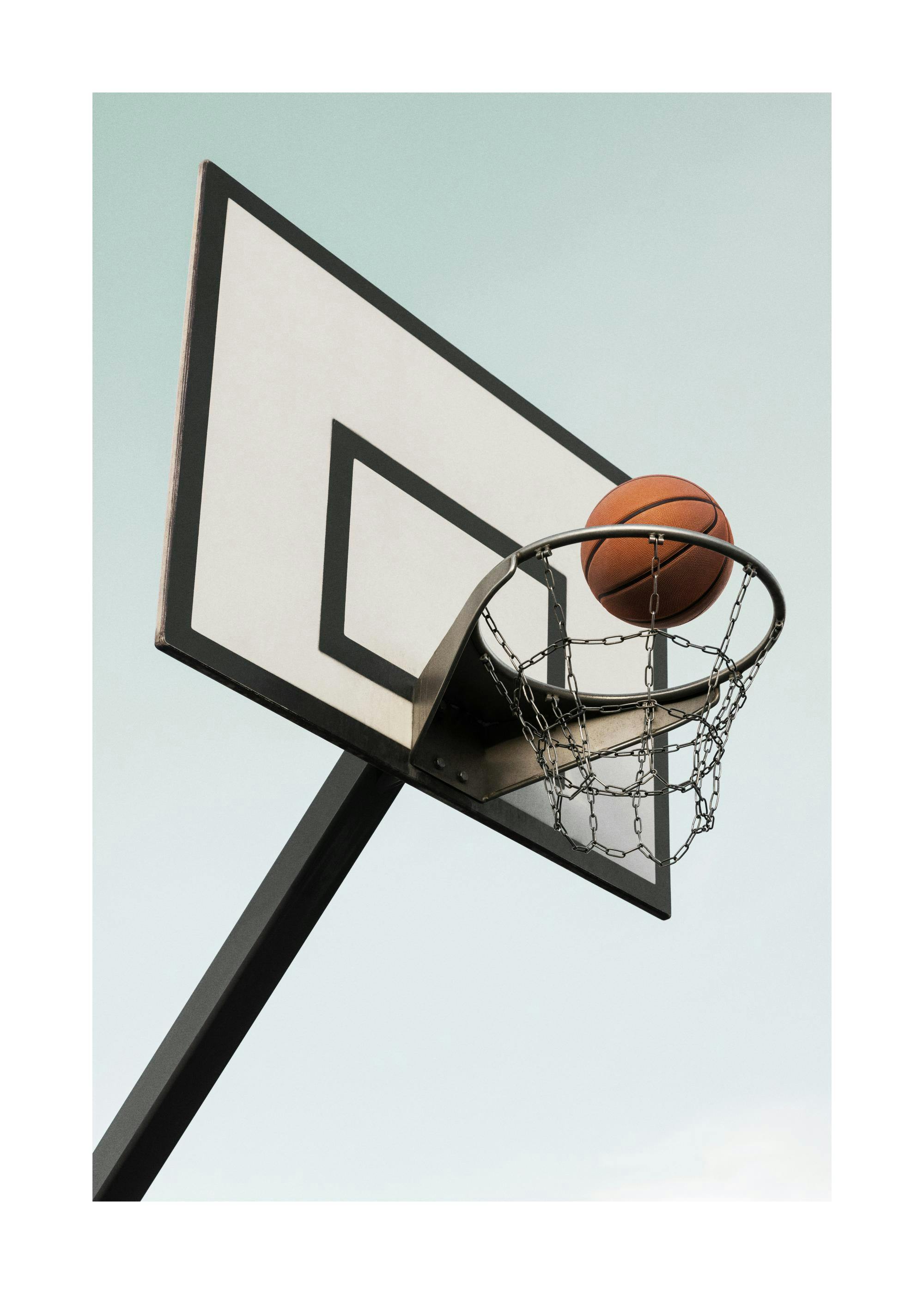 Basketball mit Korb gegen hellblauen Himmel, Sportposter
