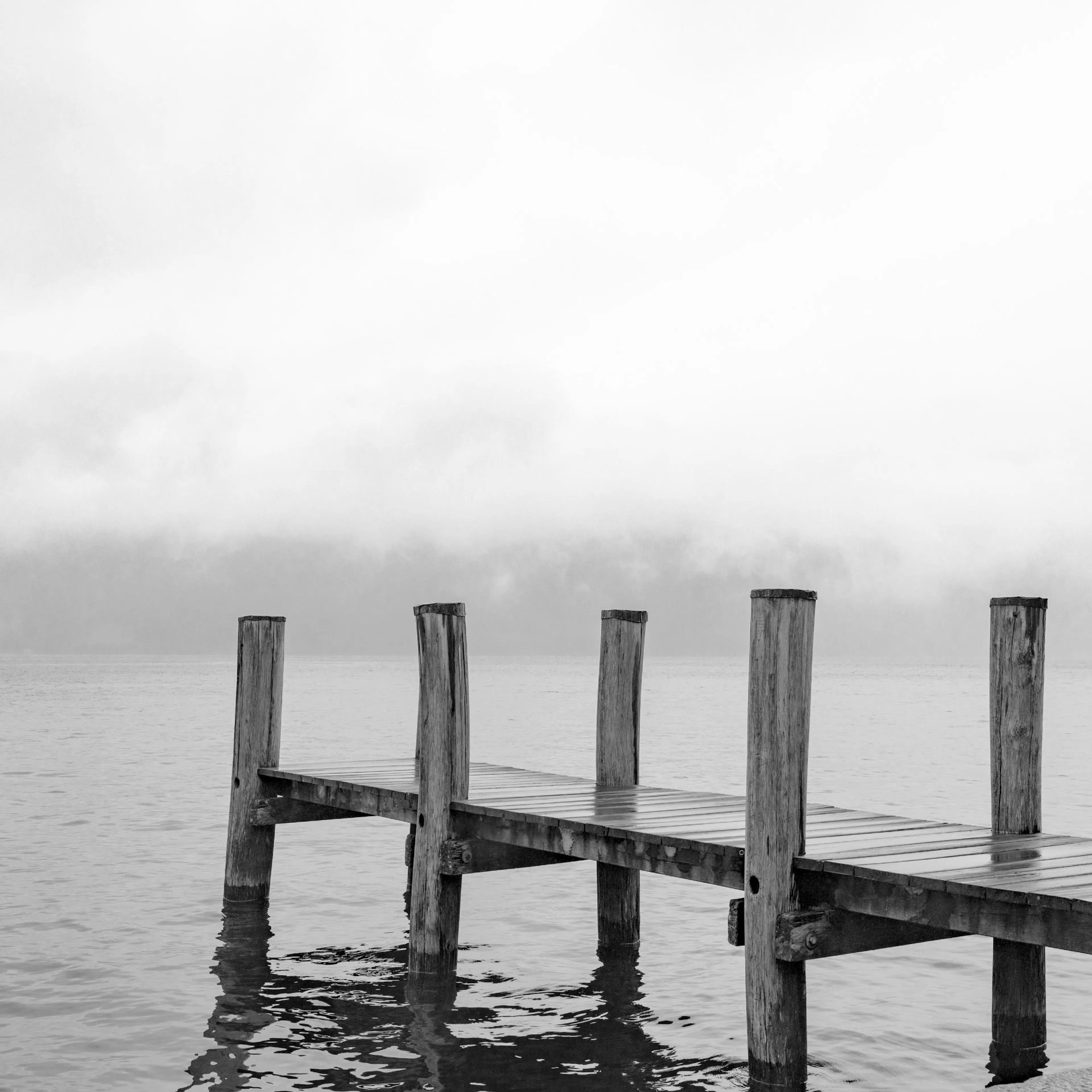 Affiche monochrome dun quai en bois sur un lac calme, avec une brume douce à lhorizon, idéal pour une décoration relaxante.