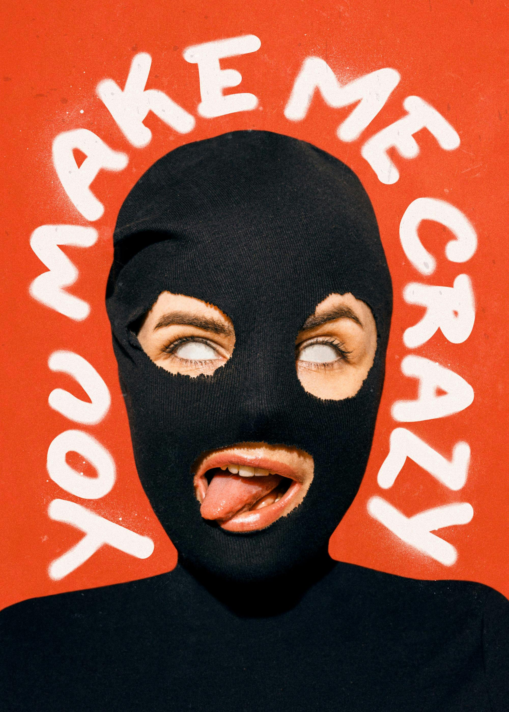 Affiche You Make Me Crazy: femme masquée avec yeux blancs et langue sortie, typographie blanche sur fond orange texturé.