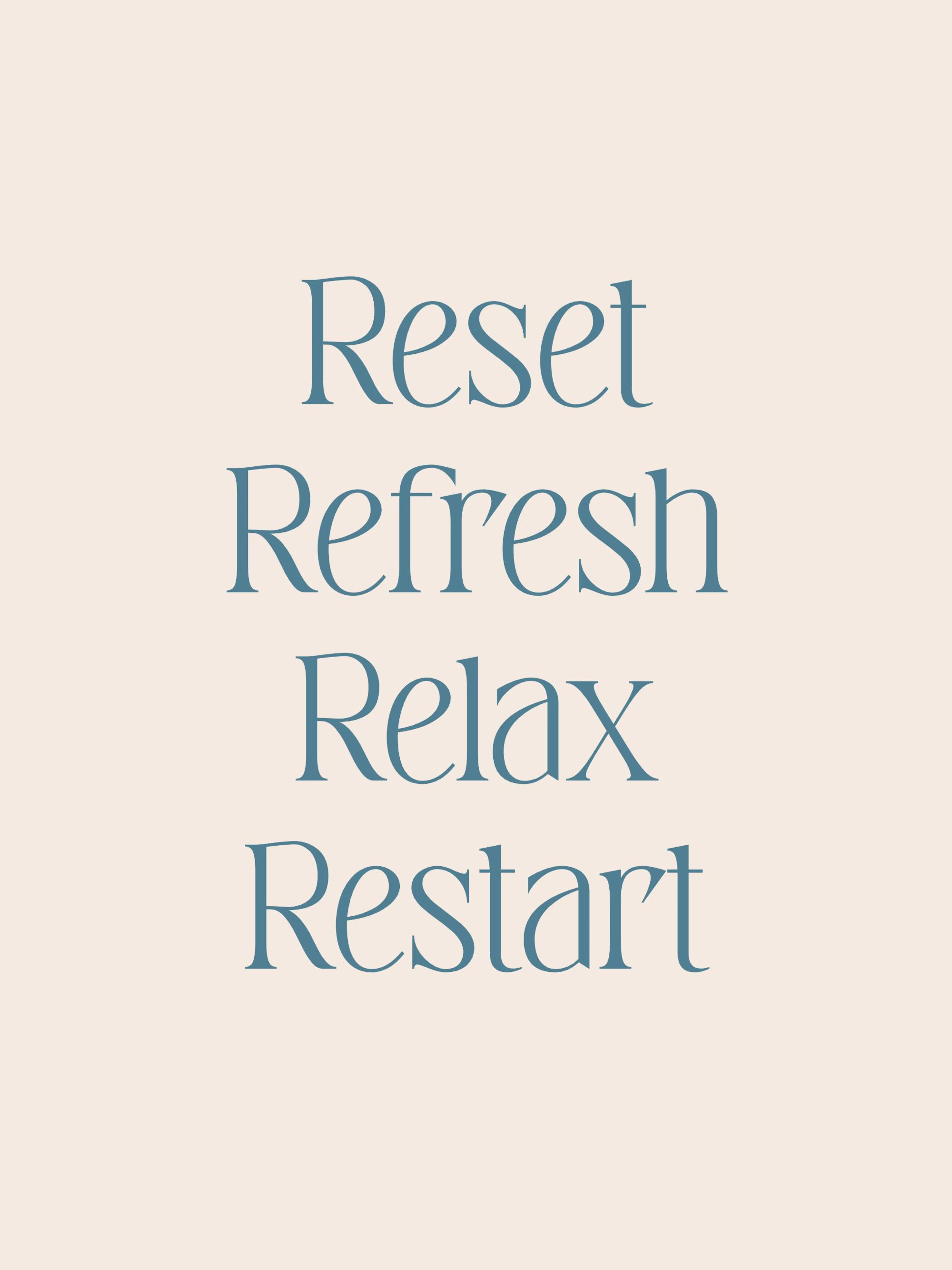 Plakat z niebieskimi słowami Reset, Refresh, Relax, Restart na beżowym tle, typografia motywacyjna.