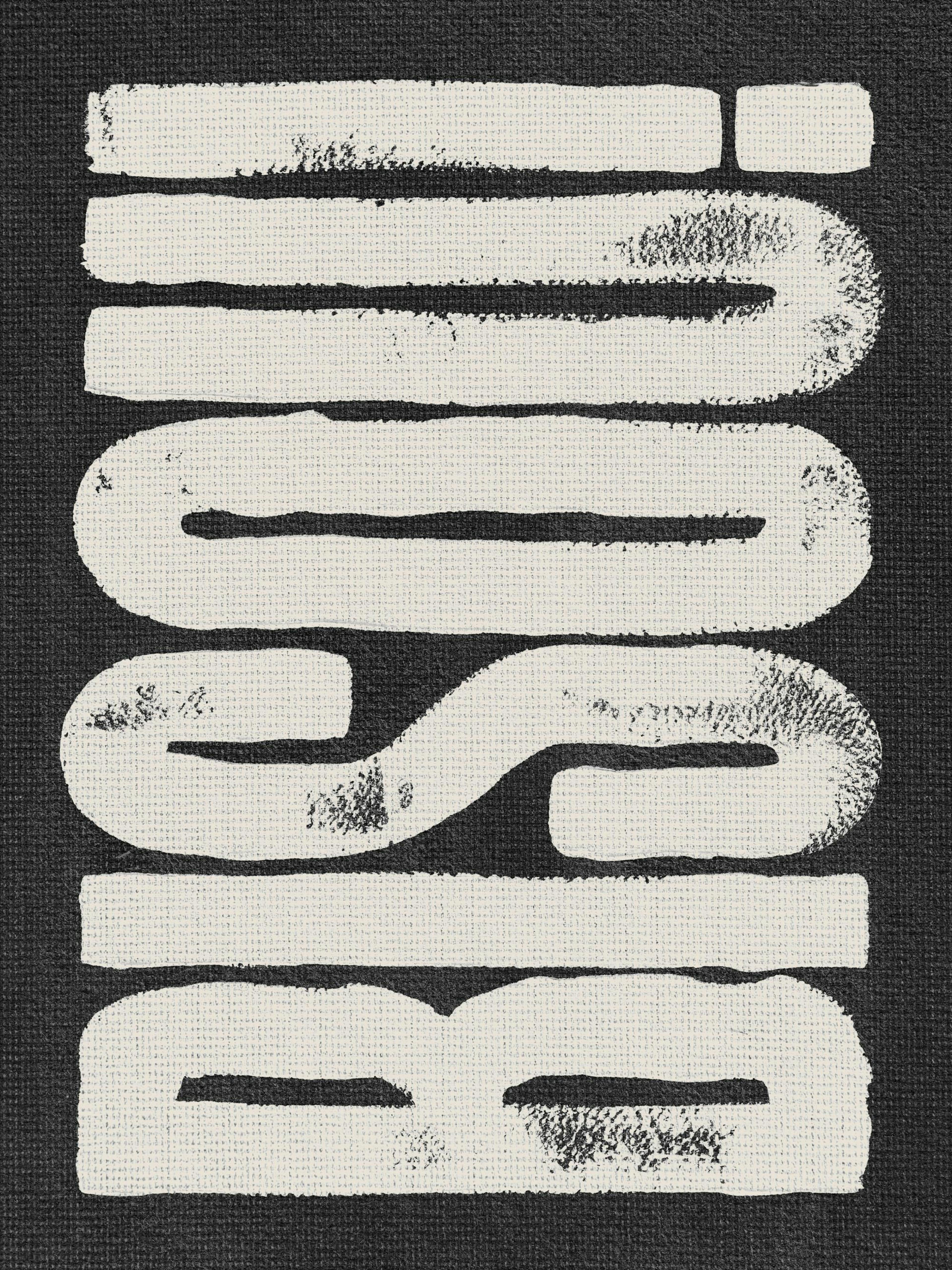 Poster met handgeschilderde typografie Bisou in wit op een zwarte achtergrond, minimalistische wandkunst.