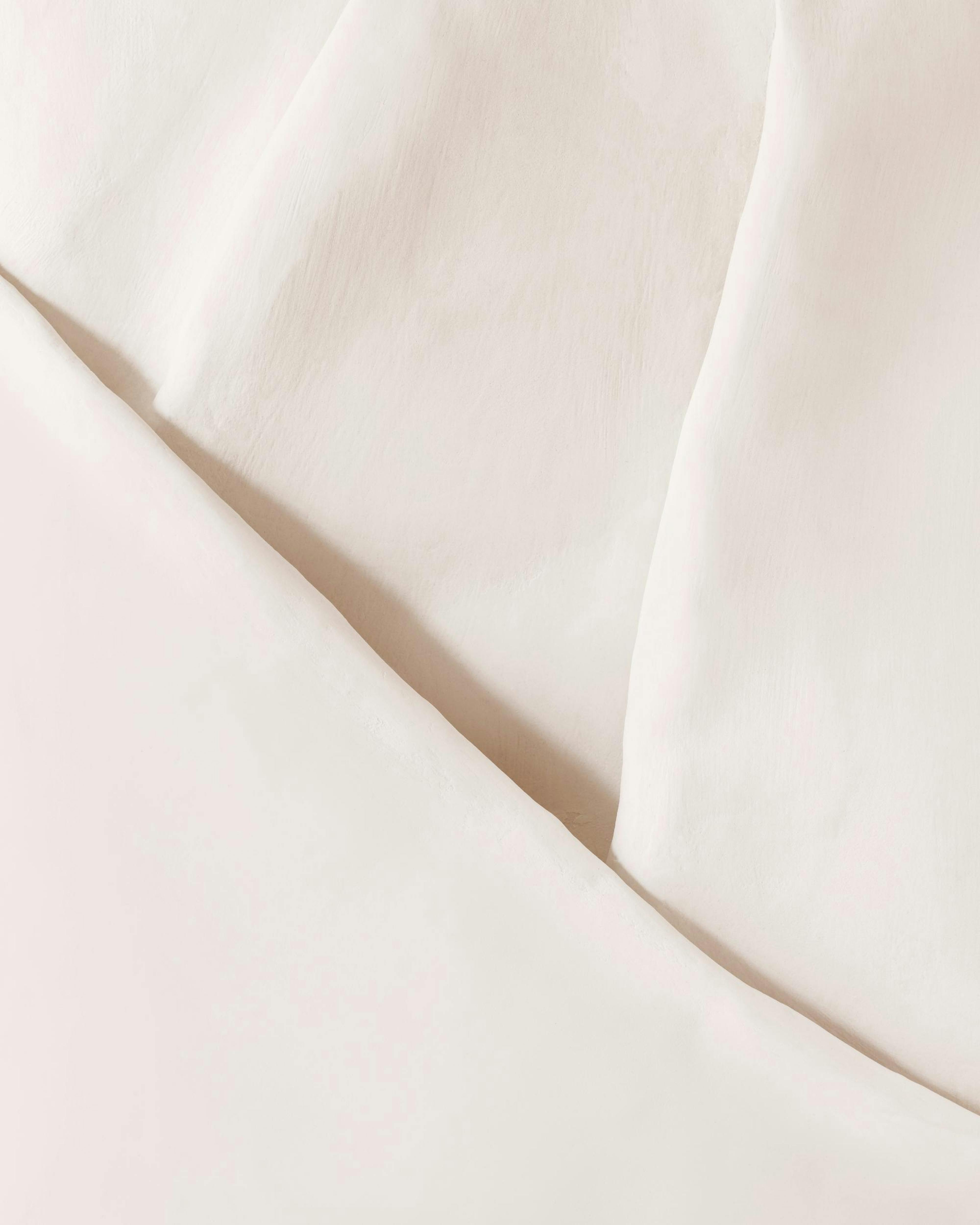 Λευκό αφηρημένο poster, απαλές καμπύλες, σκιές και υφές, μινιμαλιστική τέχνη τοίχου