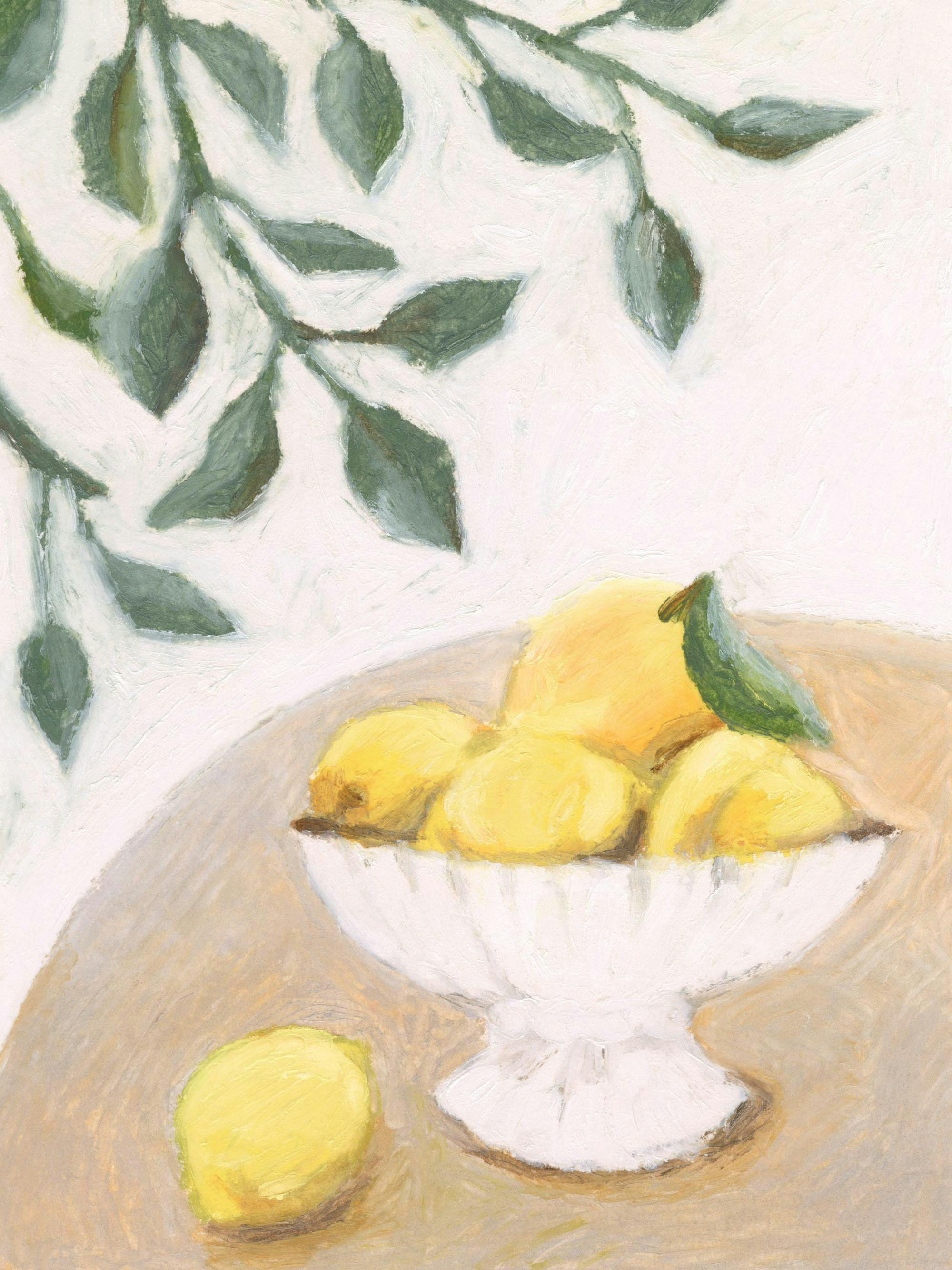 Handmålad poster med en vit skål fylld med gula citroner på ett bord. Gröna blad hänger över bilden.