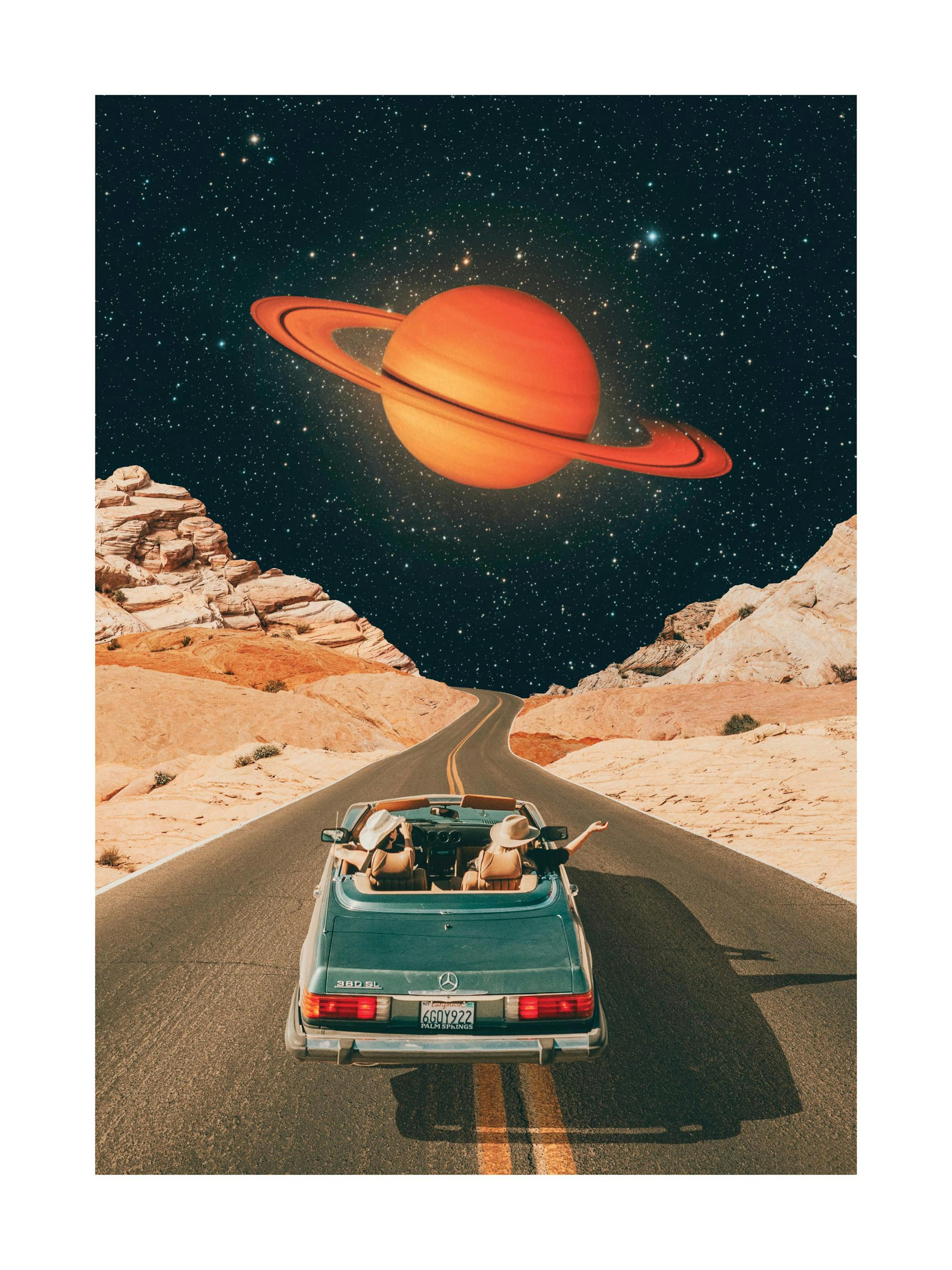 Surreales Poster: Zwei Personen fahren in einem Cabrio auf einer Wüstenstraße, mit Saturn am Sternenhimmel.