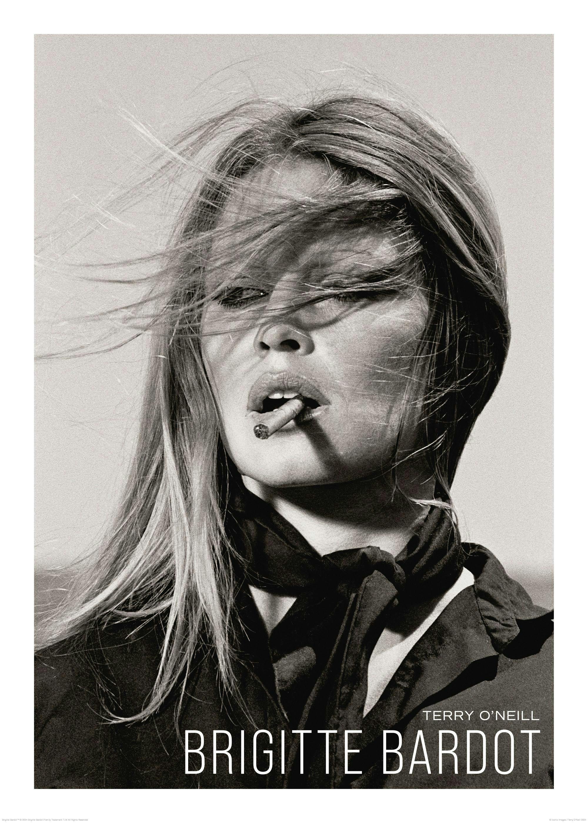 Černobílý portrét Brigitte Bardot s cigaretou od Terryho ONeilla, vlasy ve větru, ikonická fotografie
