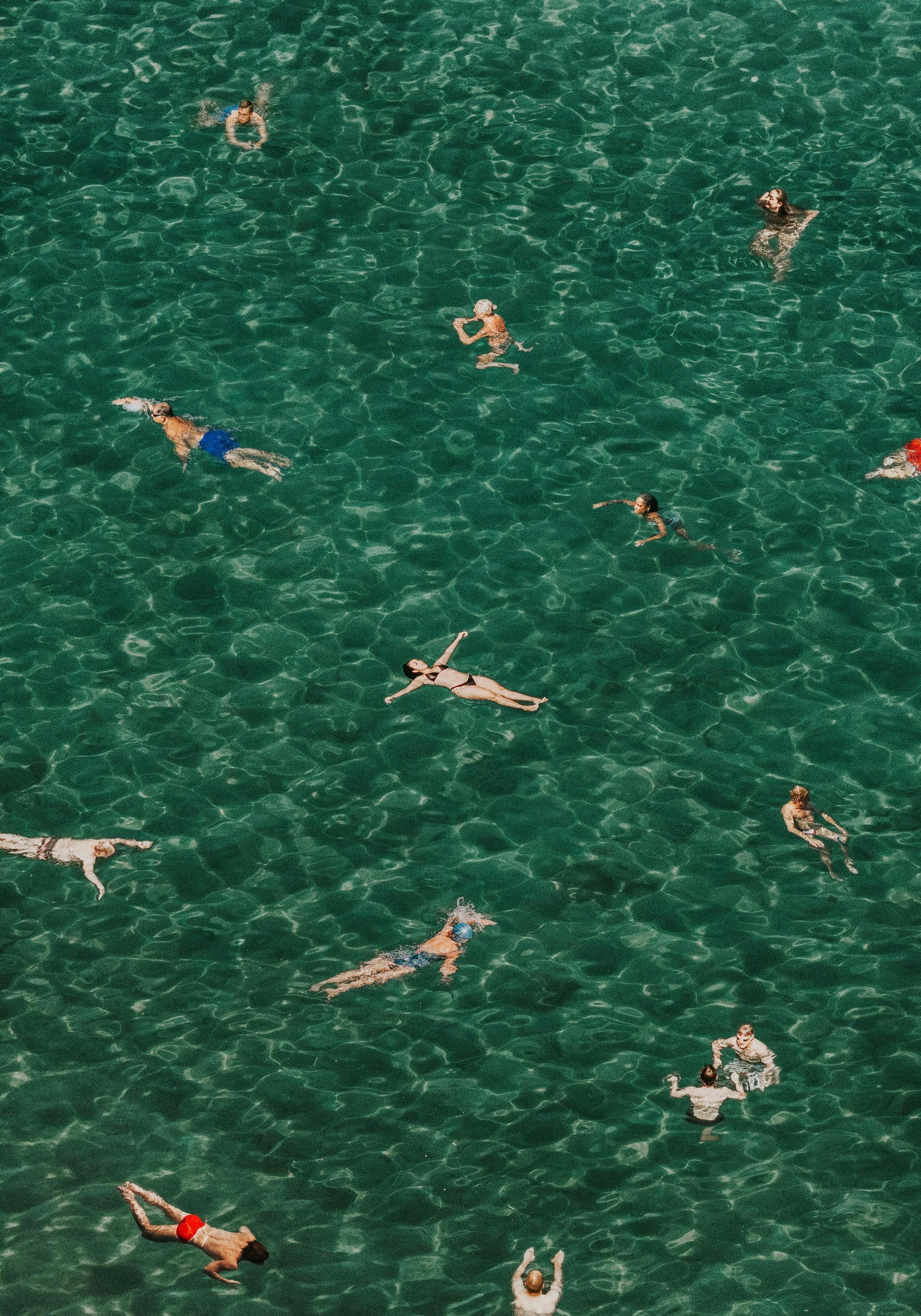Människor som badar i det italienska havet, en avkopplande sommarscen i Medelhavet.