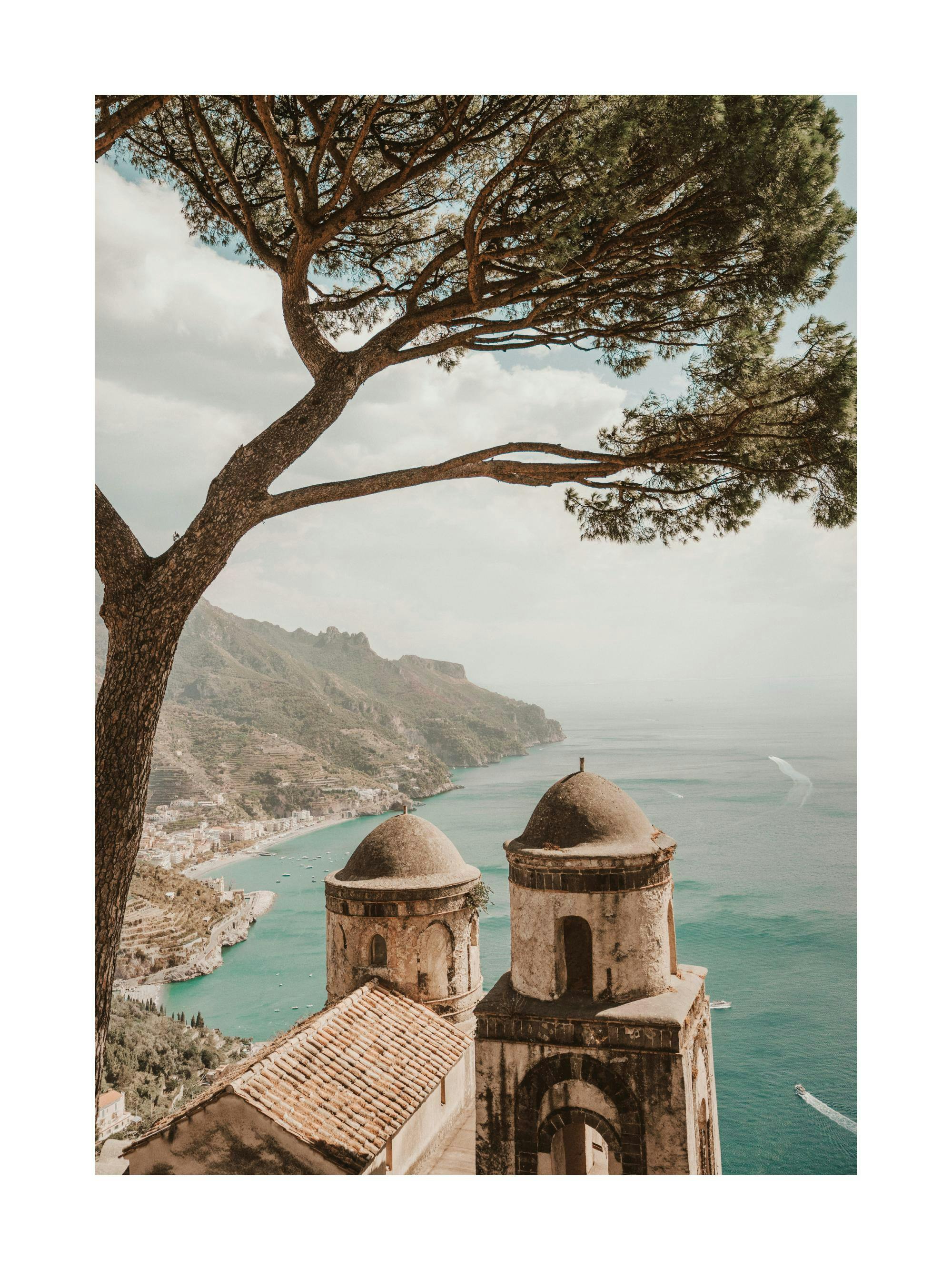 Poster der Amalfiküste mit Baum, alten Gebäuden und türkisblauem Meer, italienische Landschaft.