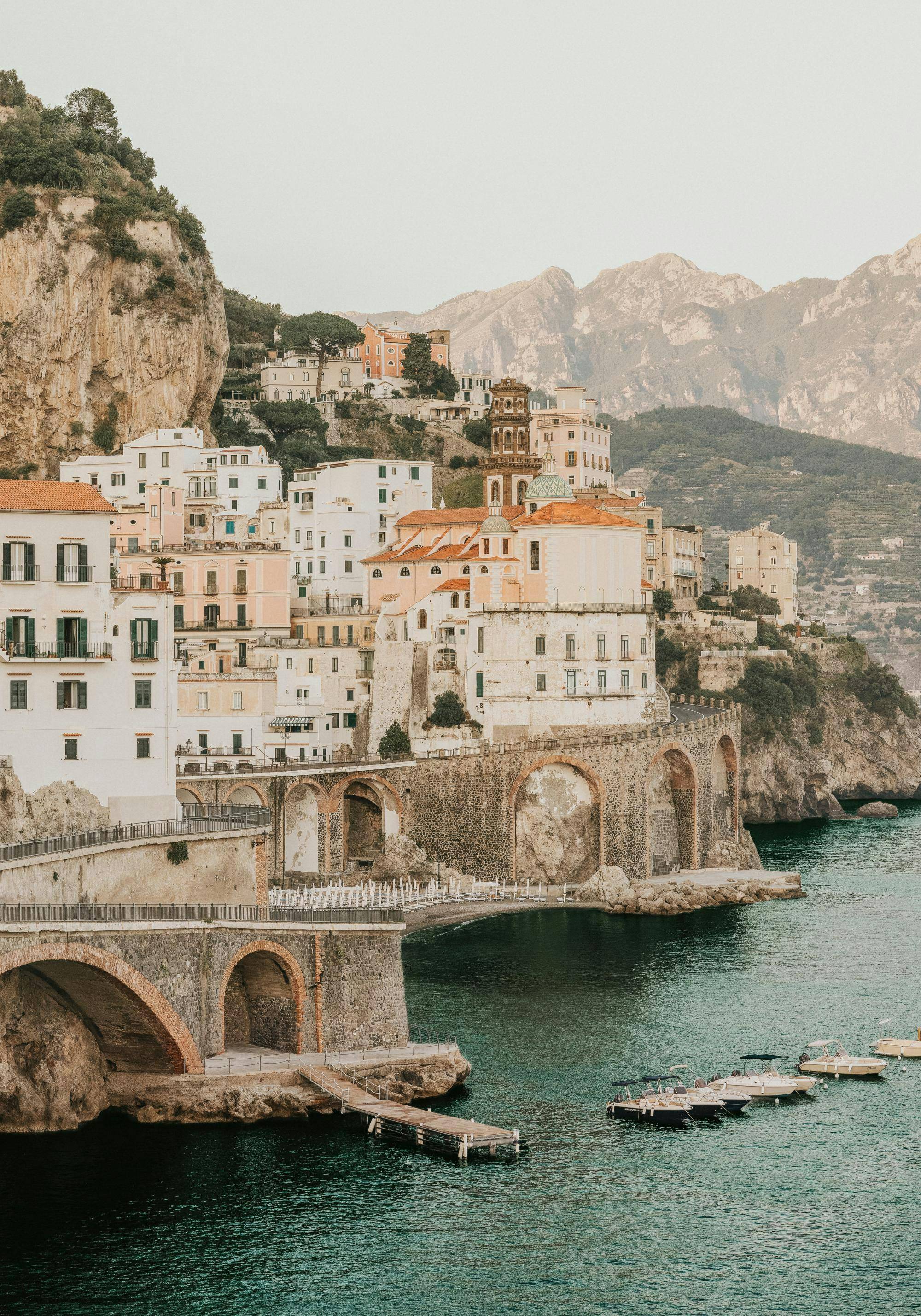 Affiche Bella Amalfi, village côtier italien avec maisons colorées, arches et mer turquoise, style photo granuleuse
