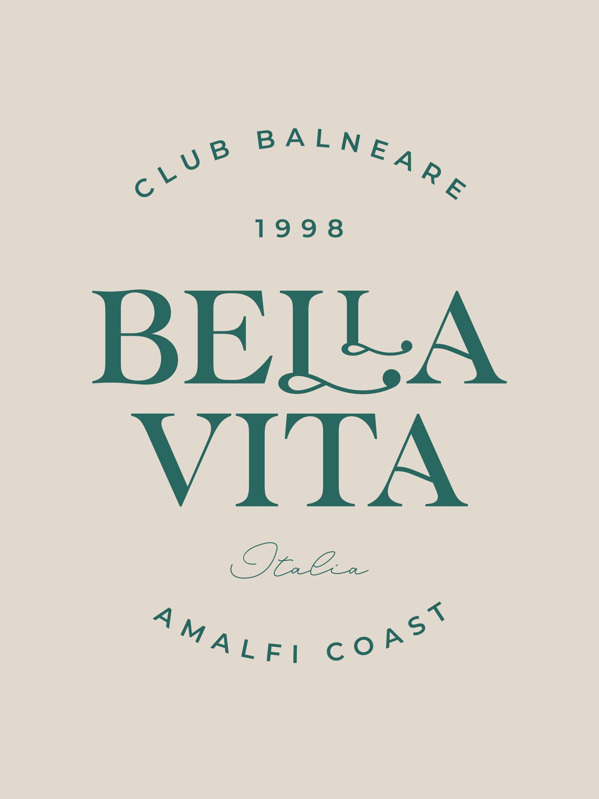 Affisch med texten Bella Vita Italia i mörkgrönt på ljusbeige bakgrund, elegant italiensk country club-design.