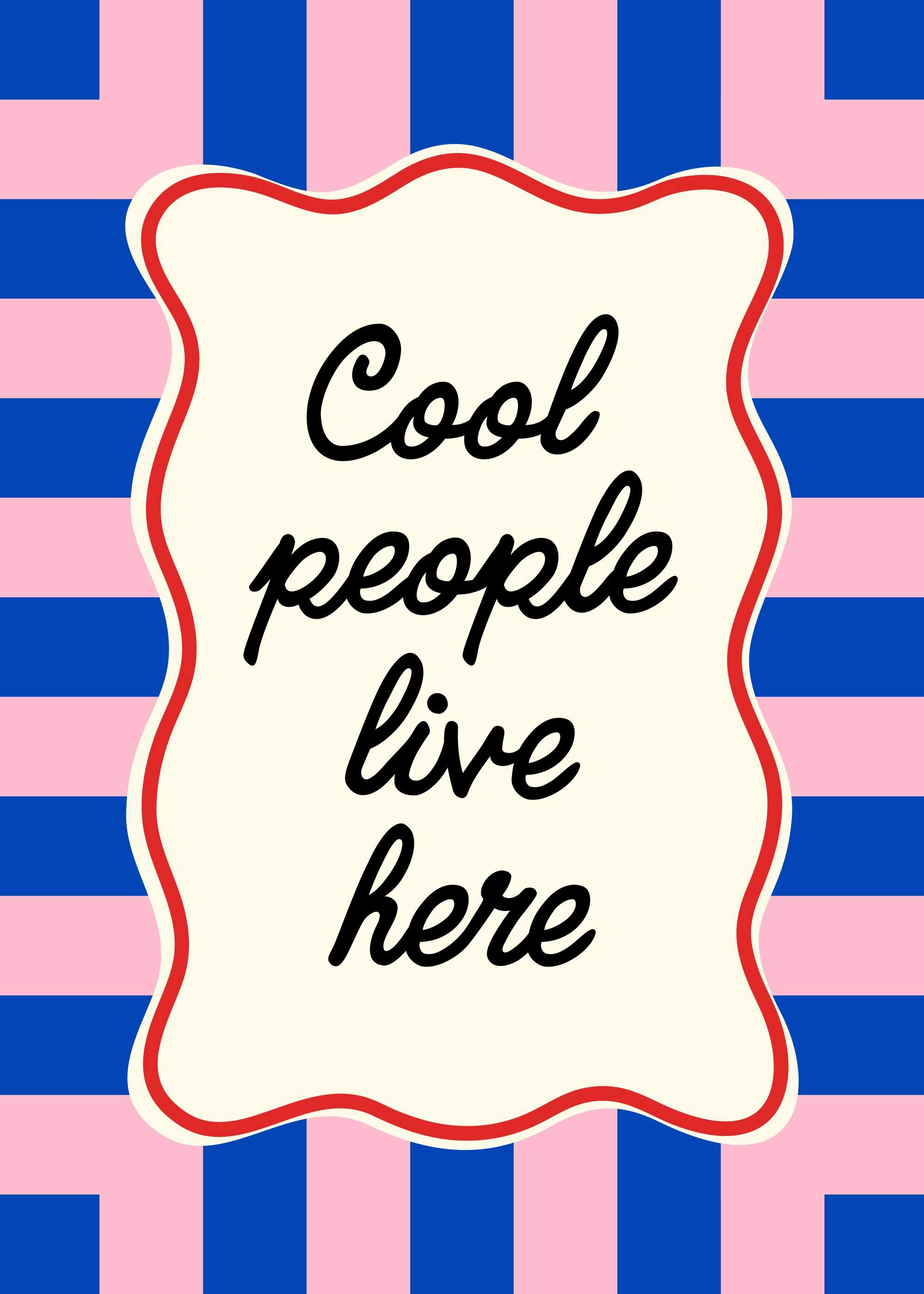Poster blu, rosa e rosso con strisce e scritta Cool people live here in carattere nero.