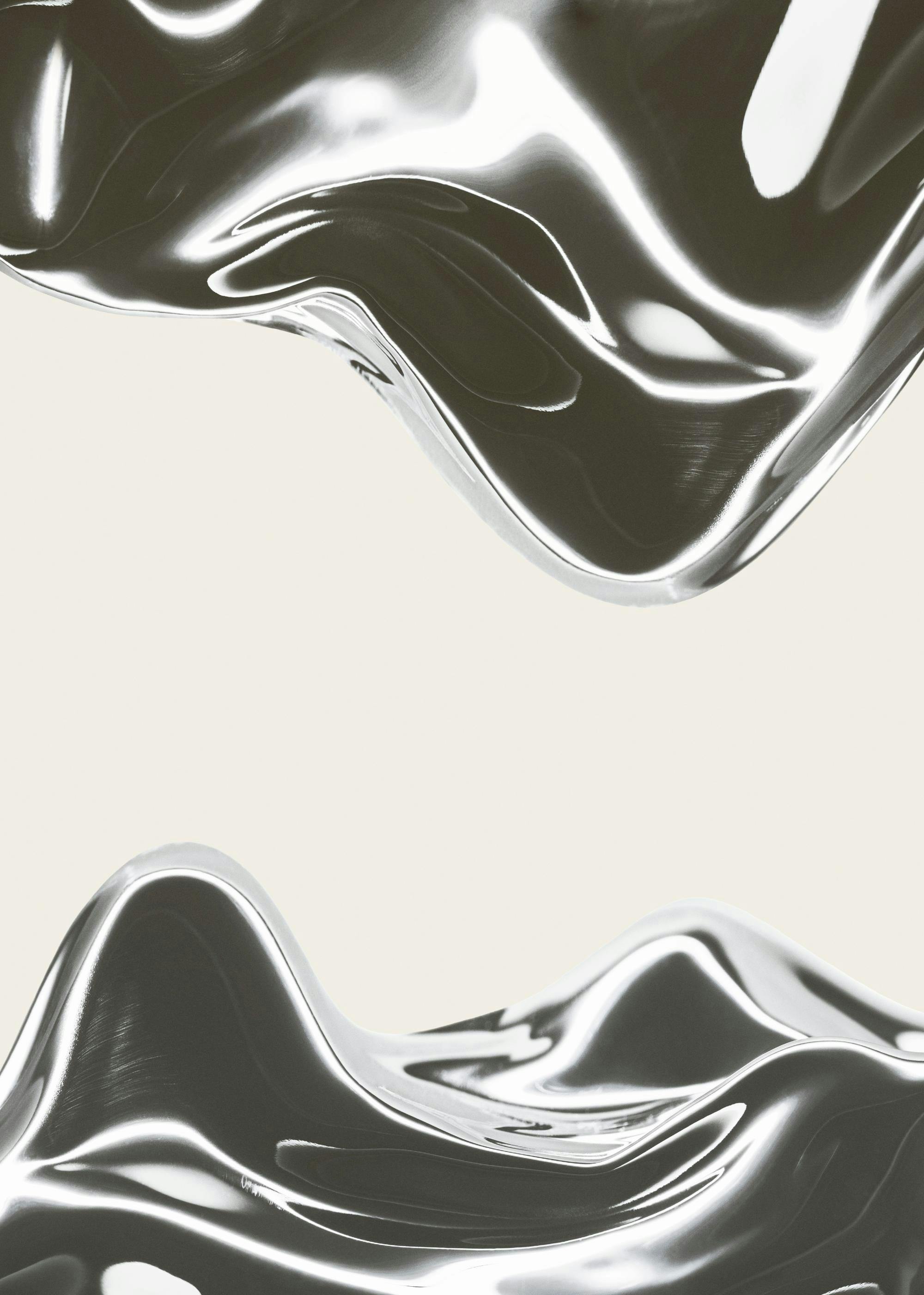 Vågig metallkonst: en poster med flytande, reflekterande silverformer på en ljus bakgrund, skapar dynamiska ljus- och skuggspel.