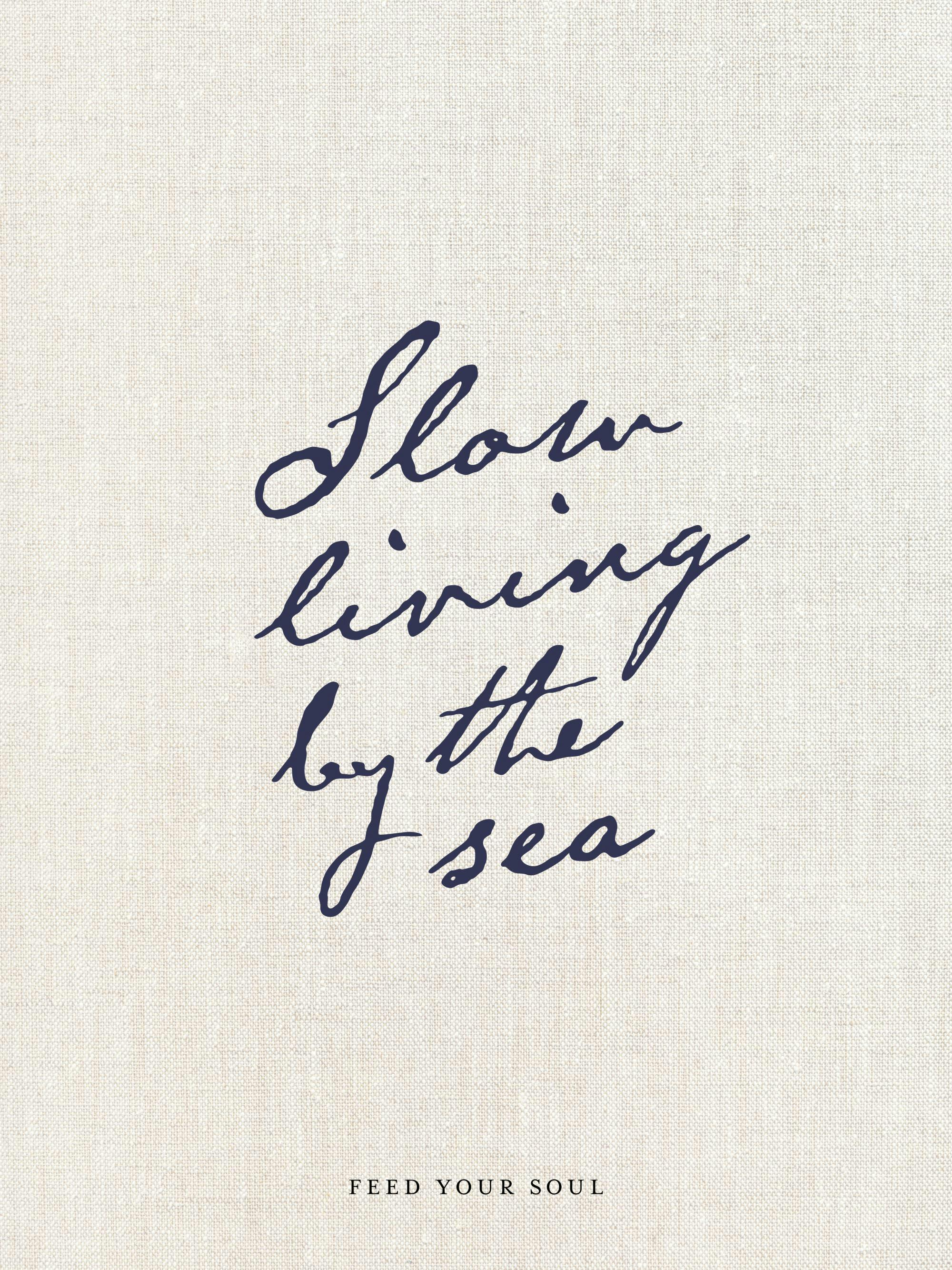 Textposter Slow Living by the Sea i mörkblått handskrivet typsnitt på beige, texturerad bakgrund.