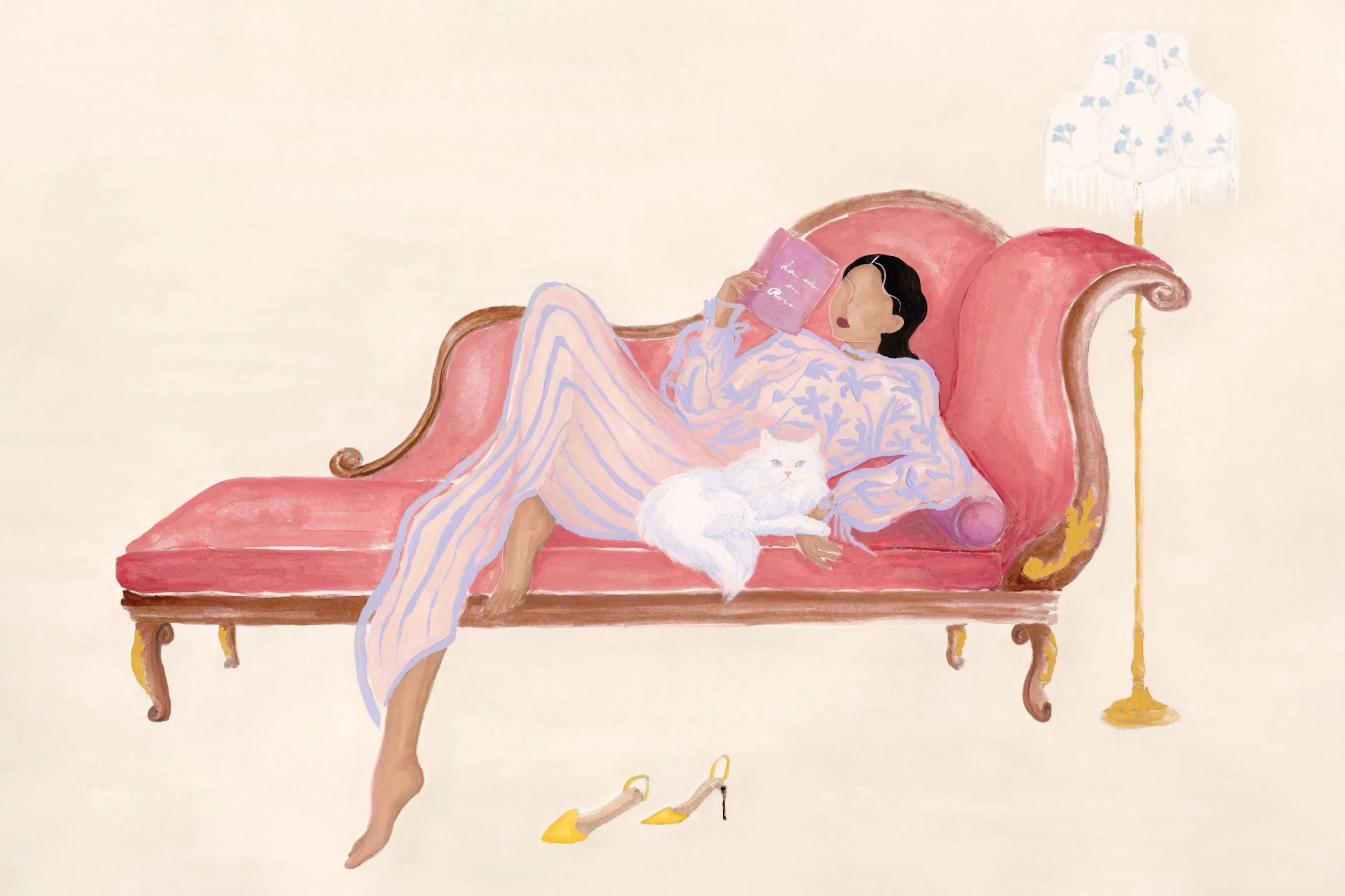 Póster de mujer leyendo en chaise longue rosa con gato blanco, tonos pastel melocotón y rosa, estilo ilustración pintada a mano.