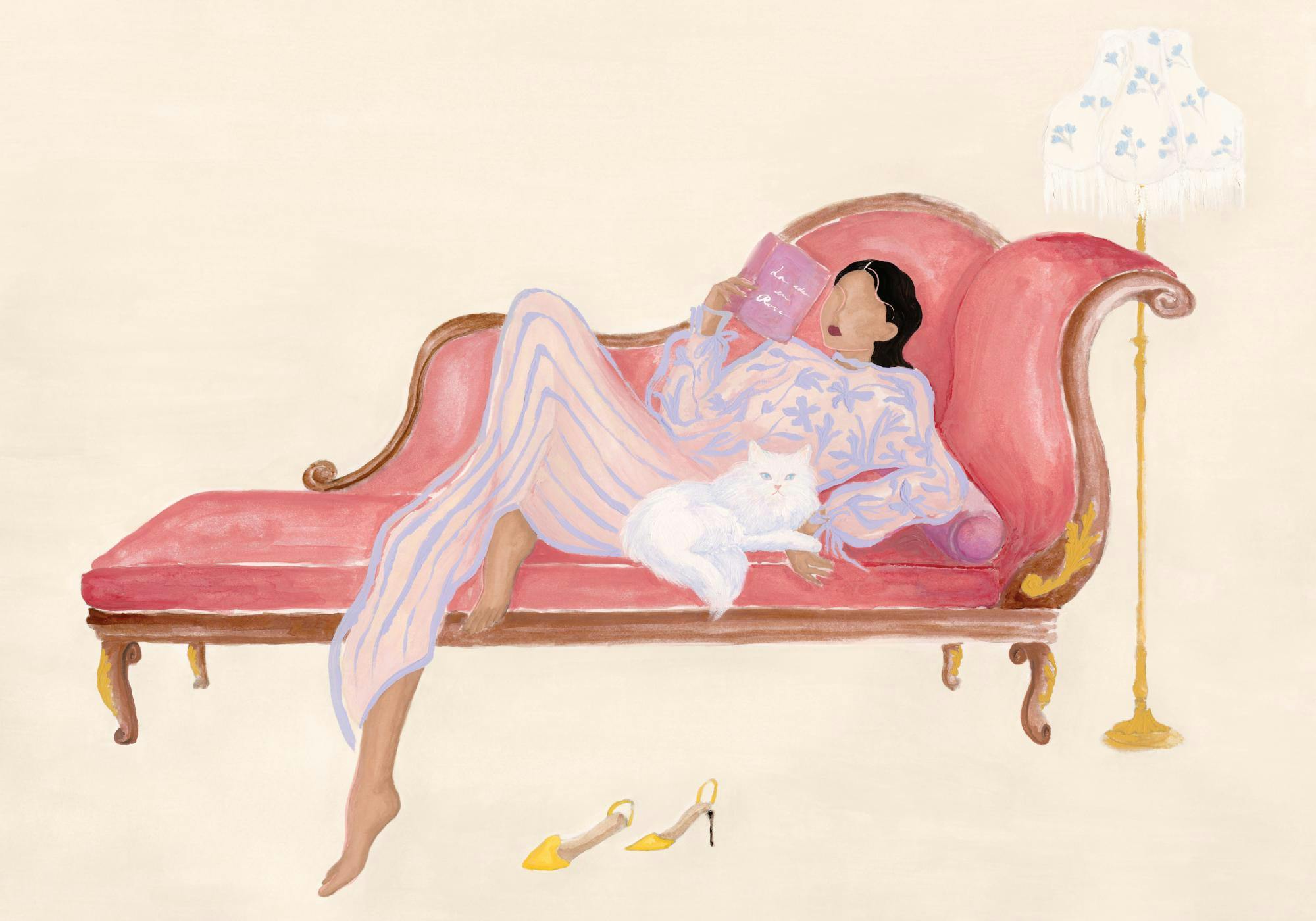 Poster donna su chaise longue rosa, legge un libro con gatto bianco, sfondo pesca. Illustrazione elegante.