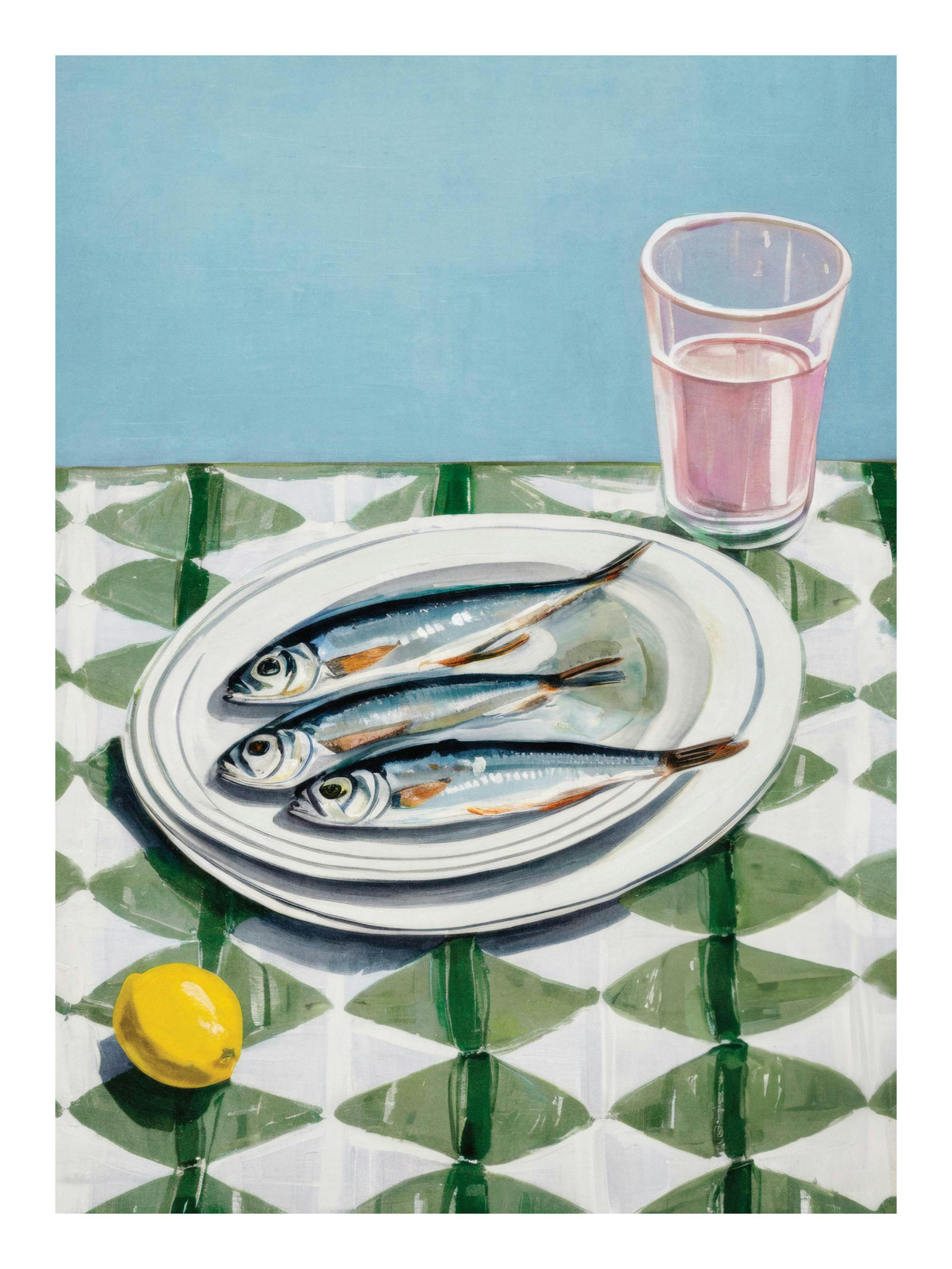 Målning av tre sardiner på en tallrik, ett rosa glas och en citron på en grön-vit duk. Matbord konst.