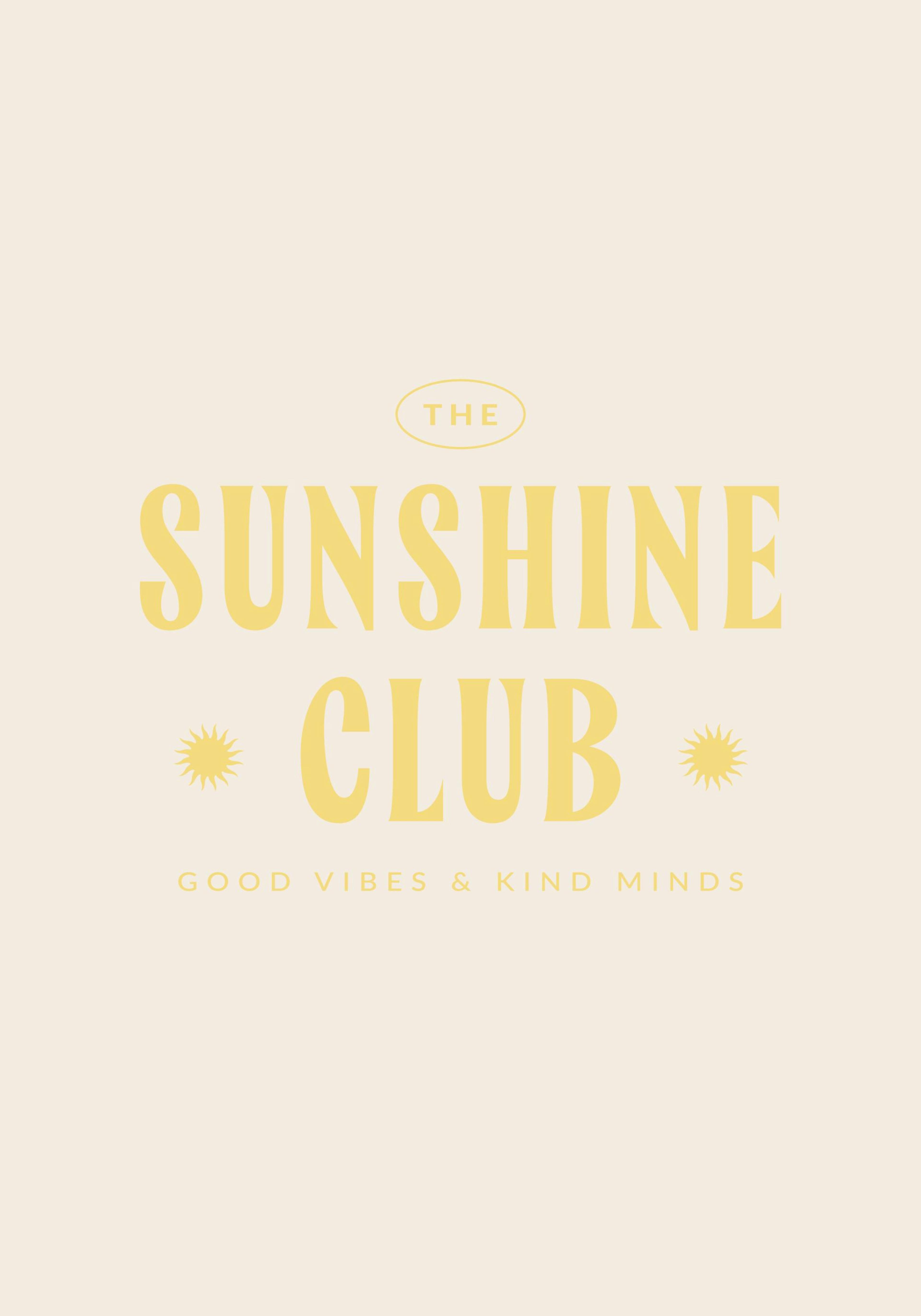 Poster met THE SUNSHINE CLUB in grote gele letters en zon-illustraties op een beige achtergrond.