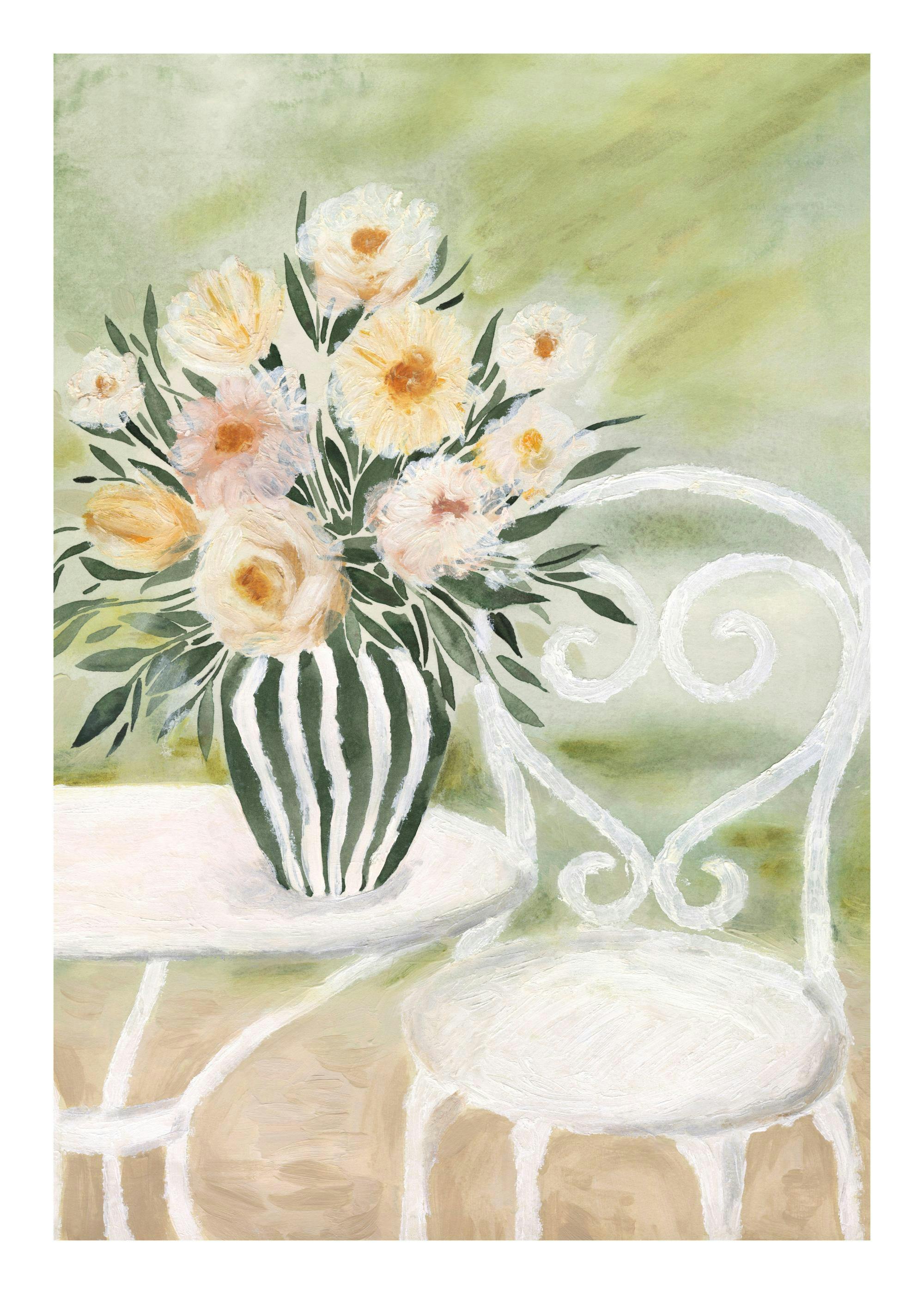 Affiche dun vase rayé avec des fleurs sur une table, à côté dune chaise, tons doux de vert, jaune et blanc.