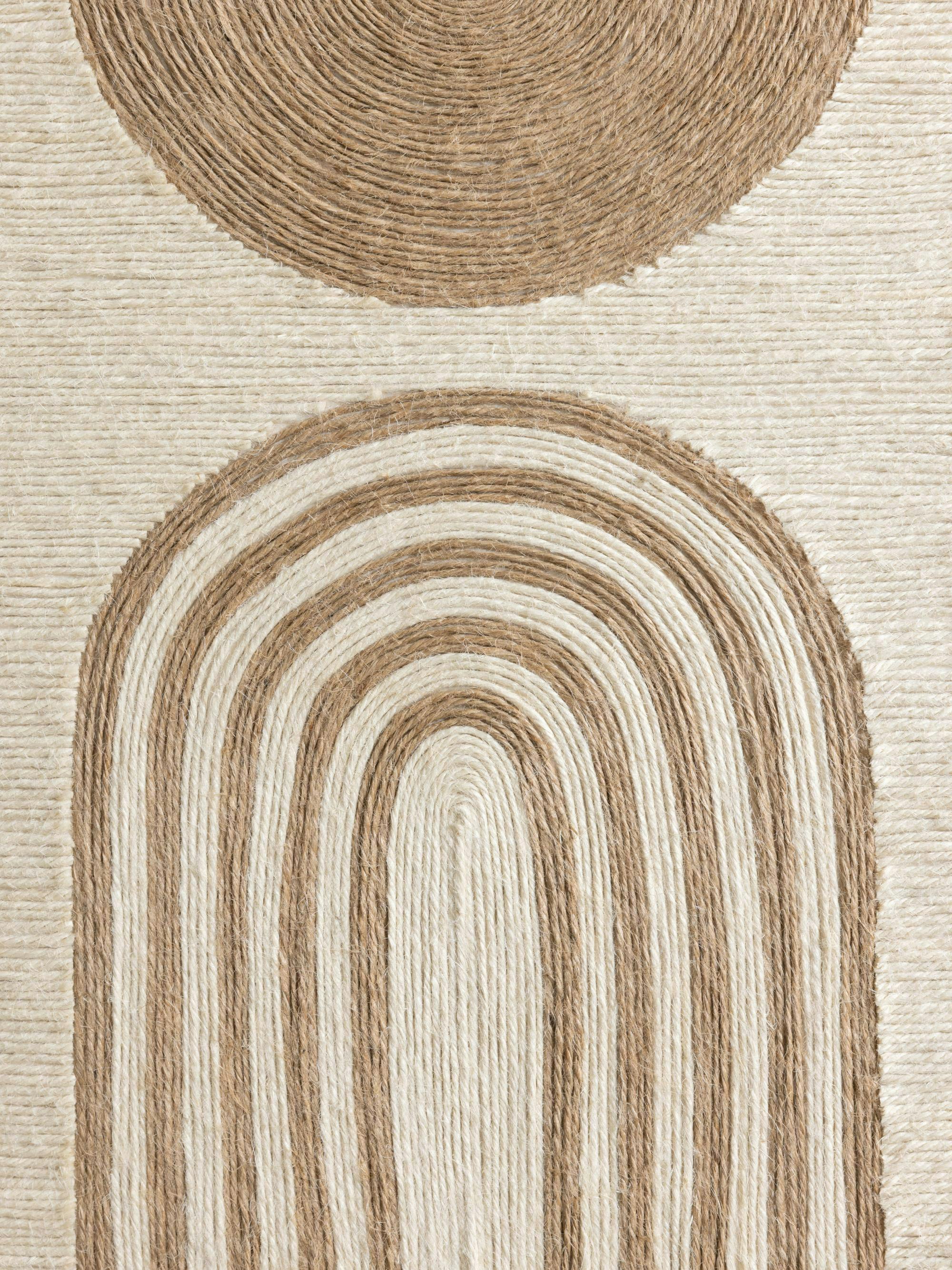 Poster con forme testurizzate marrone scuro e beige chiaro, cerchio e arco, effetto 3D moderno.