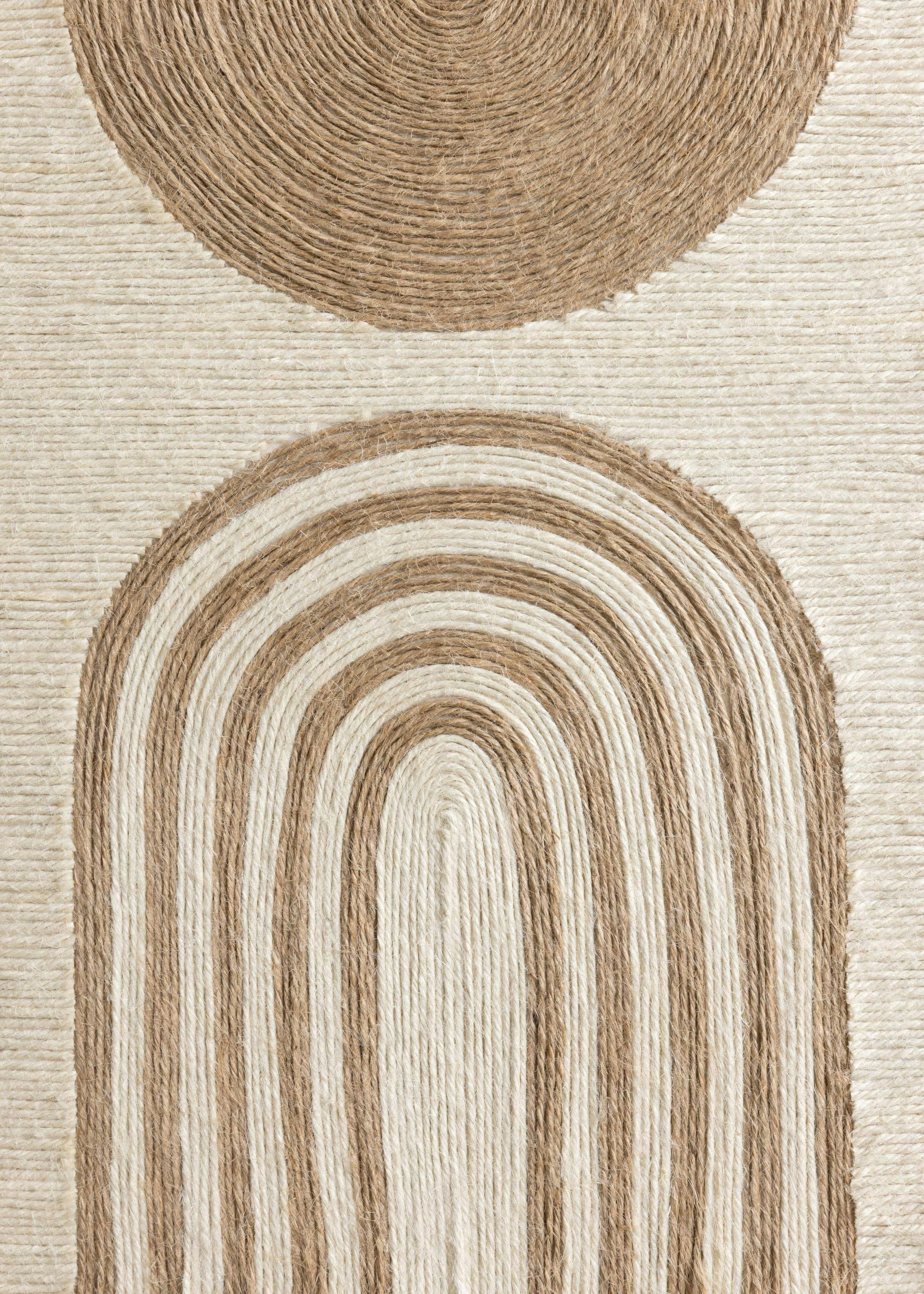 Affiche avec un cercle marron foncé et une forme ovale marron clair en relief rappelant un arc-en-ciel sur fond beige texturé.