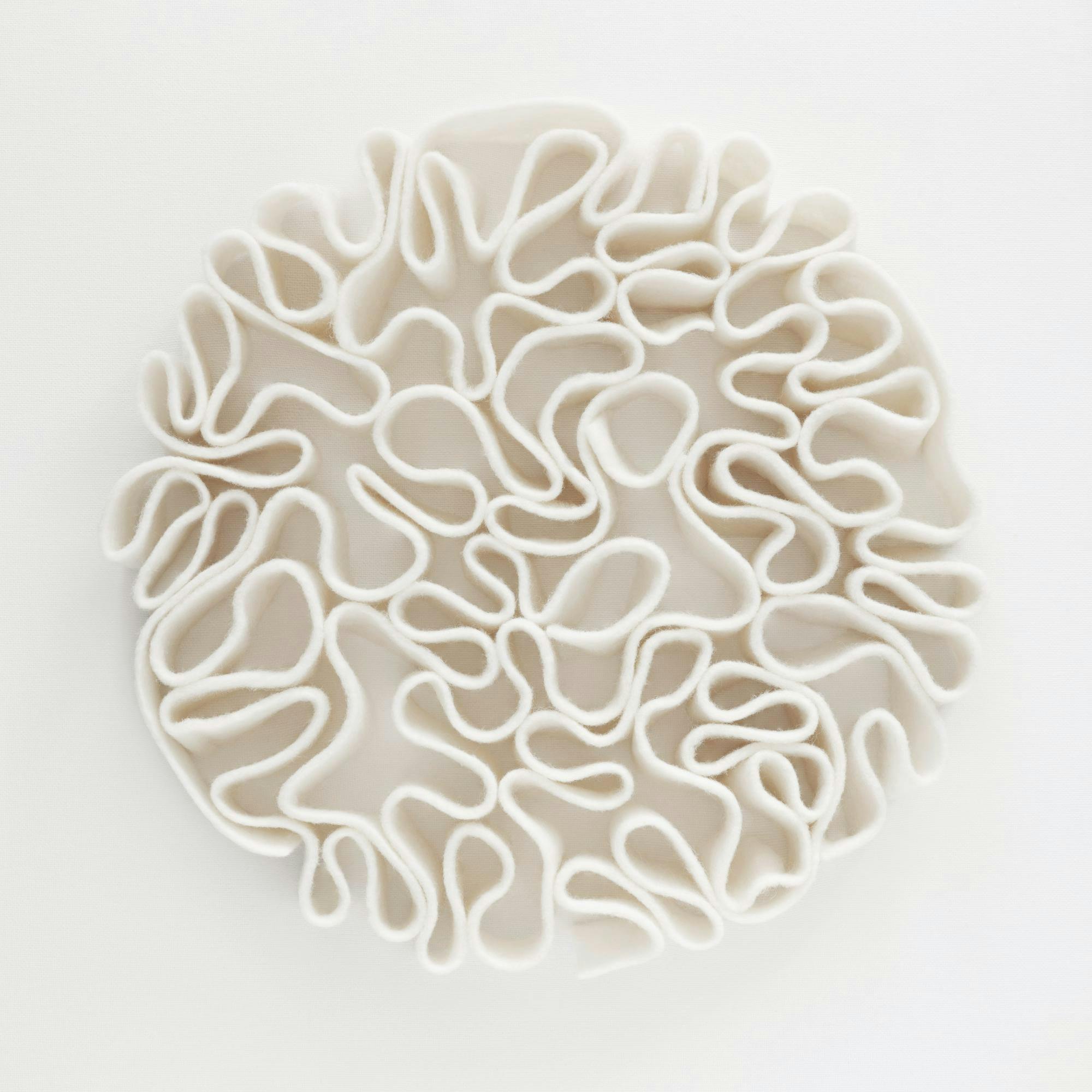 Poster astratto con linee bianche testurizzate che formano un motivo circolare ondulato, creando un effetto 3D.