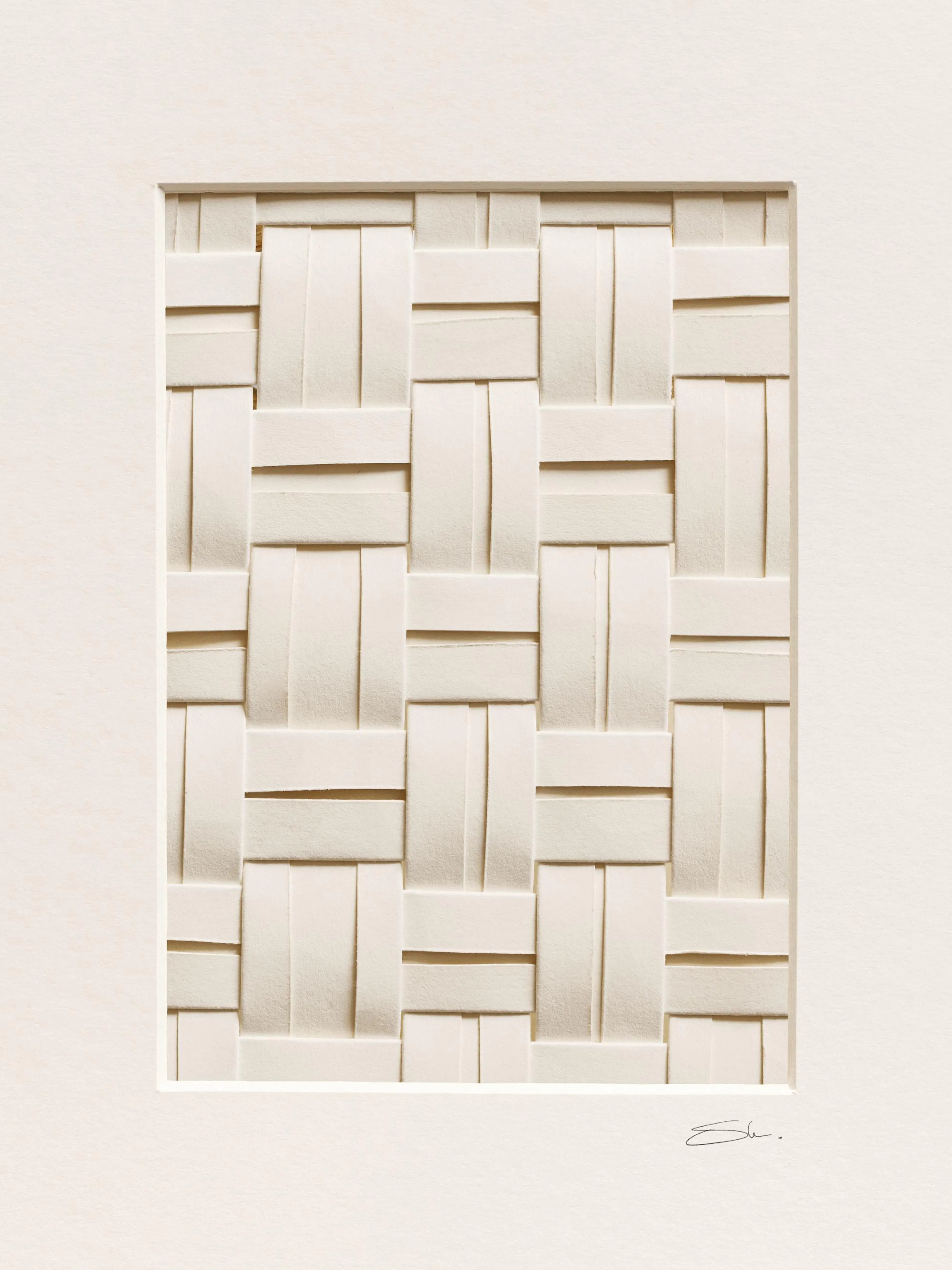Beiges Poster mit handgefertigtem Papiergeflecht-Muster, das eine 3D-Illusion erzeugt. Neutrale Farbtöne, minimalistisches Desig