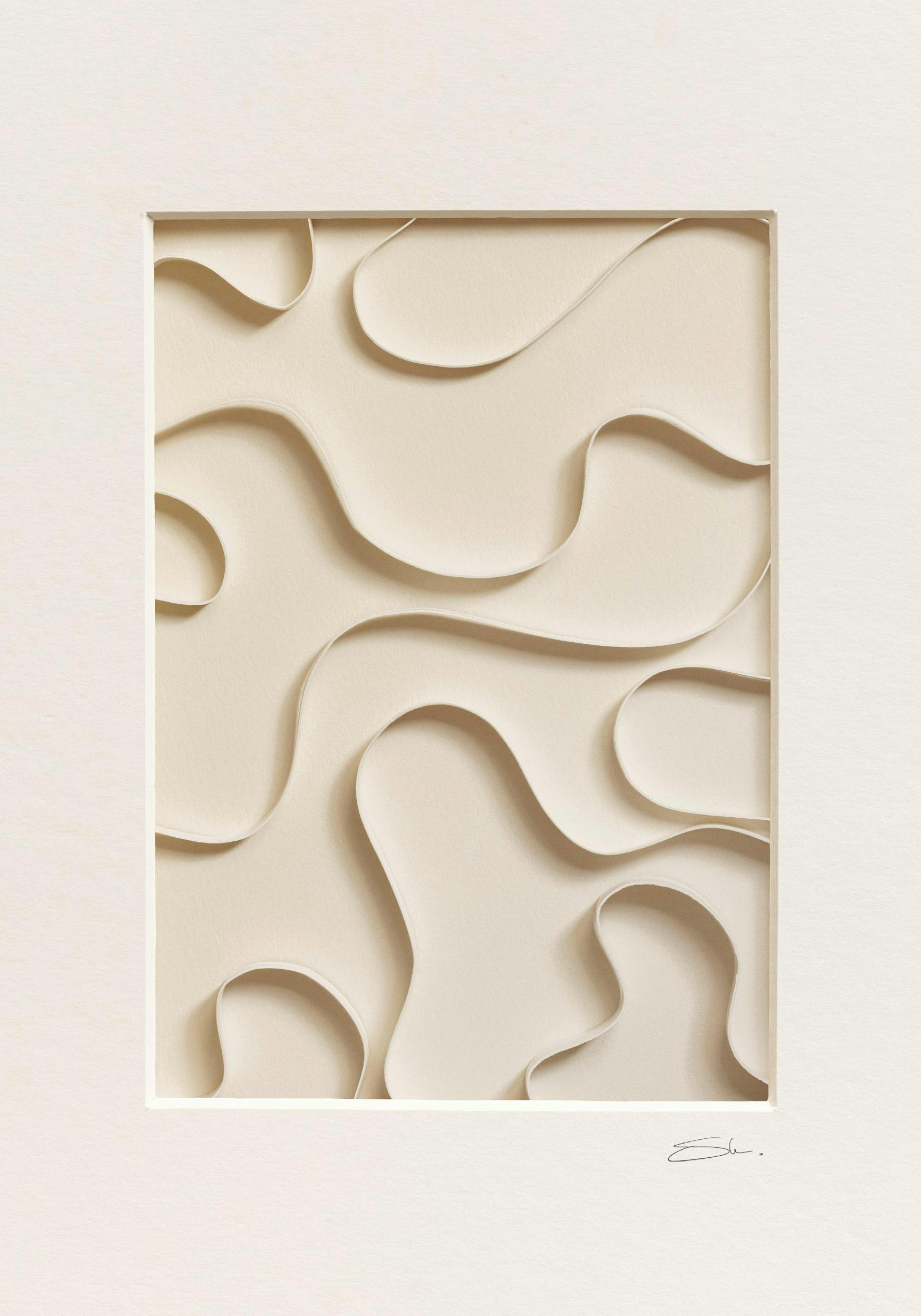 Póster de formas táctiles con papel hecho a mano en líneas onduladas y efecto sombreado 3D en tonos crema.