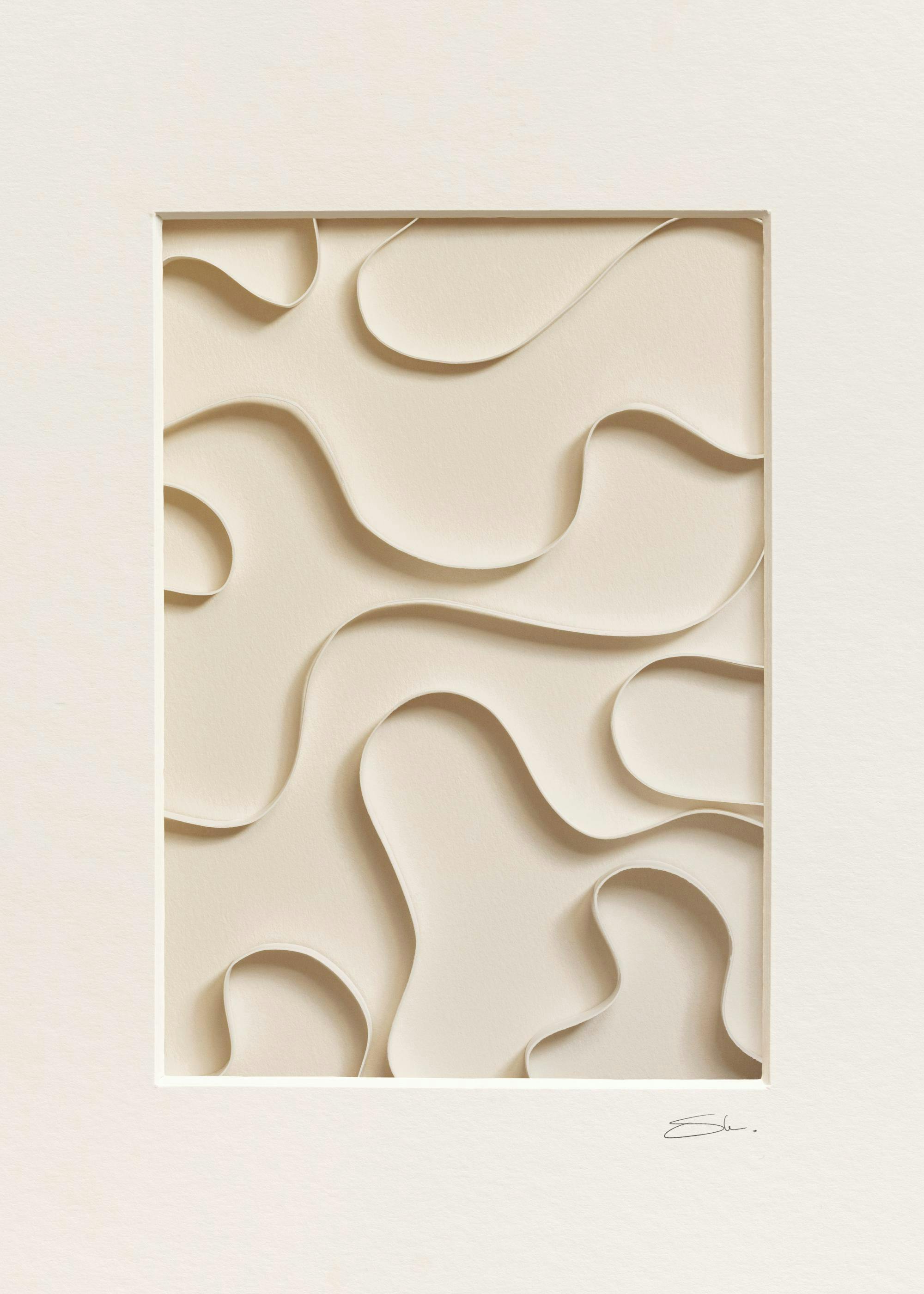 Poster met golvende, crèmekleurige lijnen op handgemaakt papier, voor een minimalistisch huis.