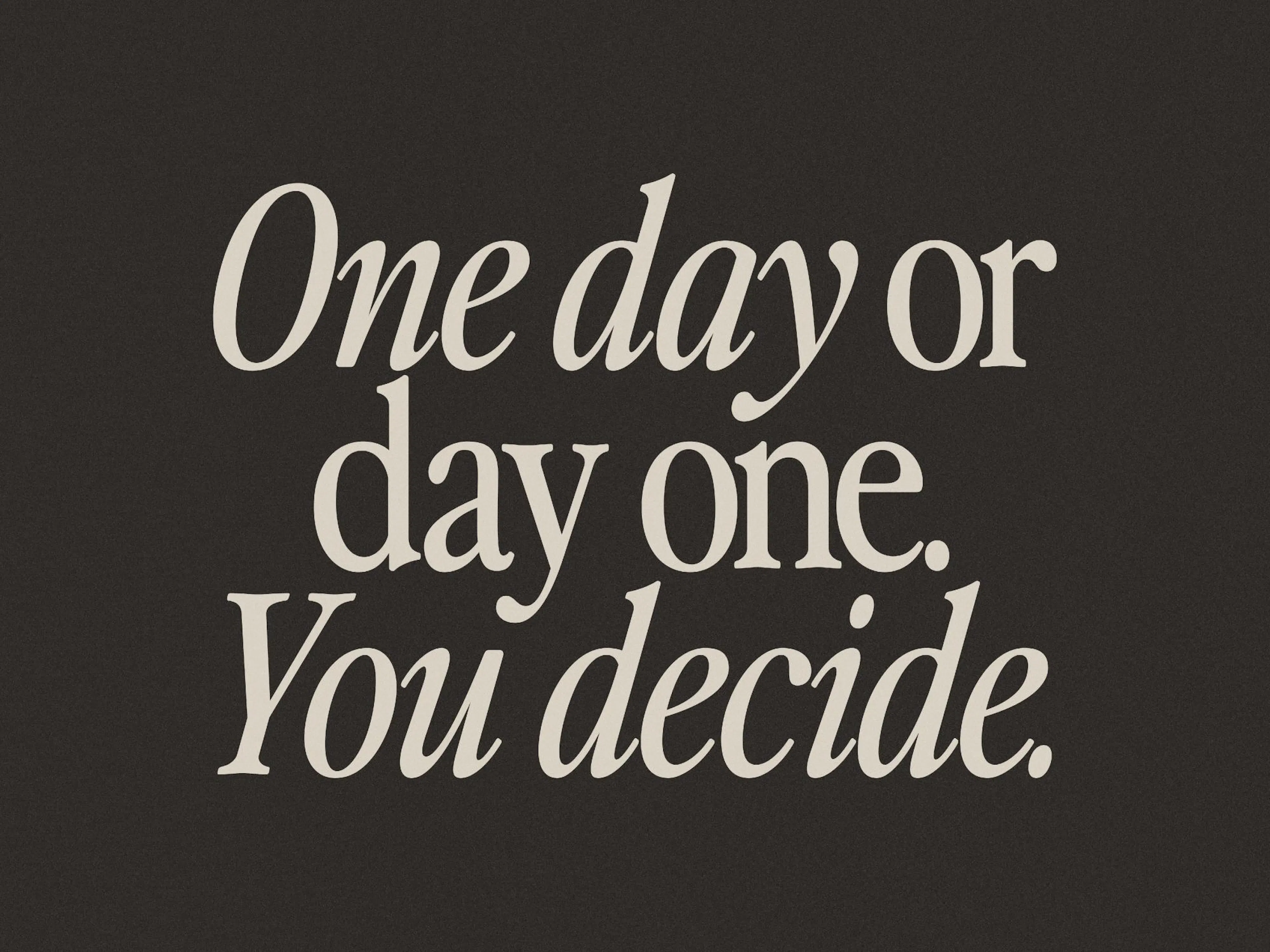 Plakát s motivačním citátem One day or day one. You decide. v bílém písmu na tmavém, zrnitém pozadí, minimalistický design.