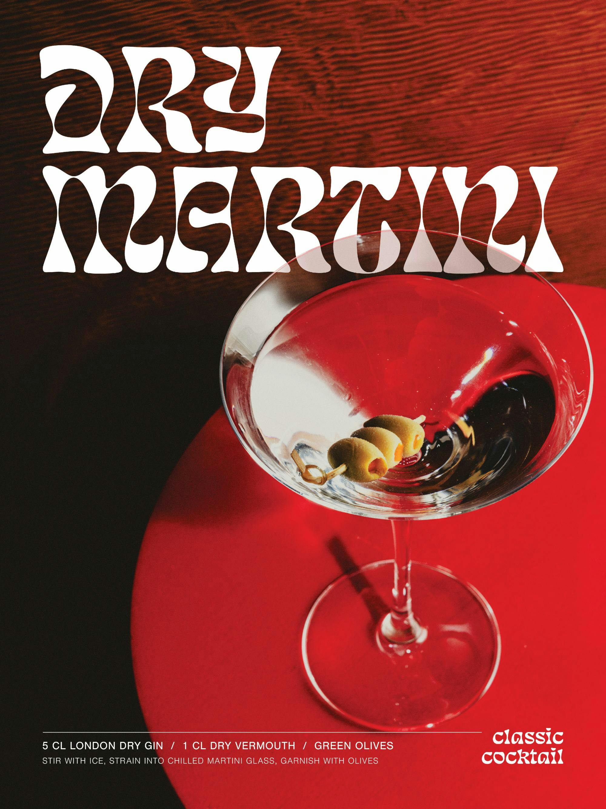 Fotoposter med torra martiniglas, oliv och recept. Mörkbrun bakgrund, röd skiva.