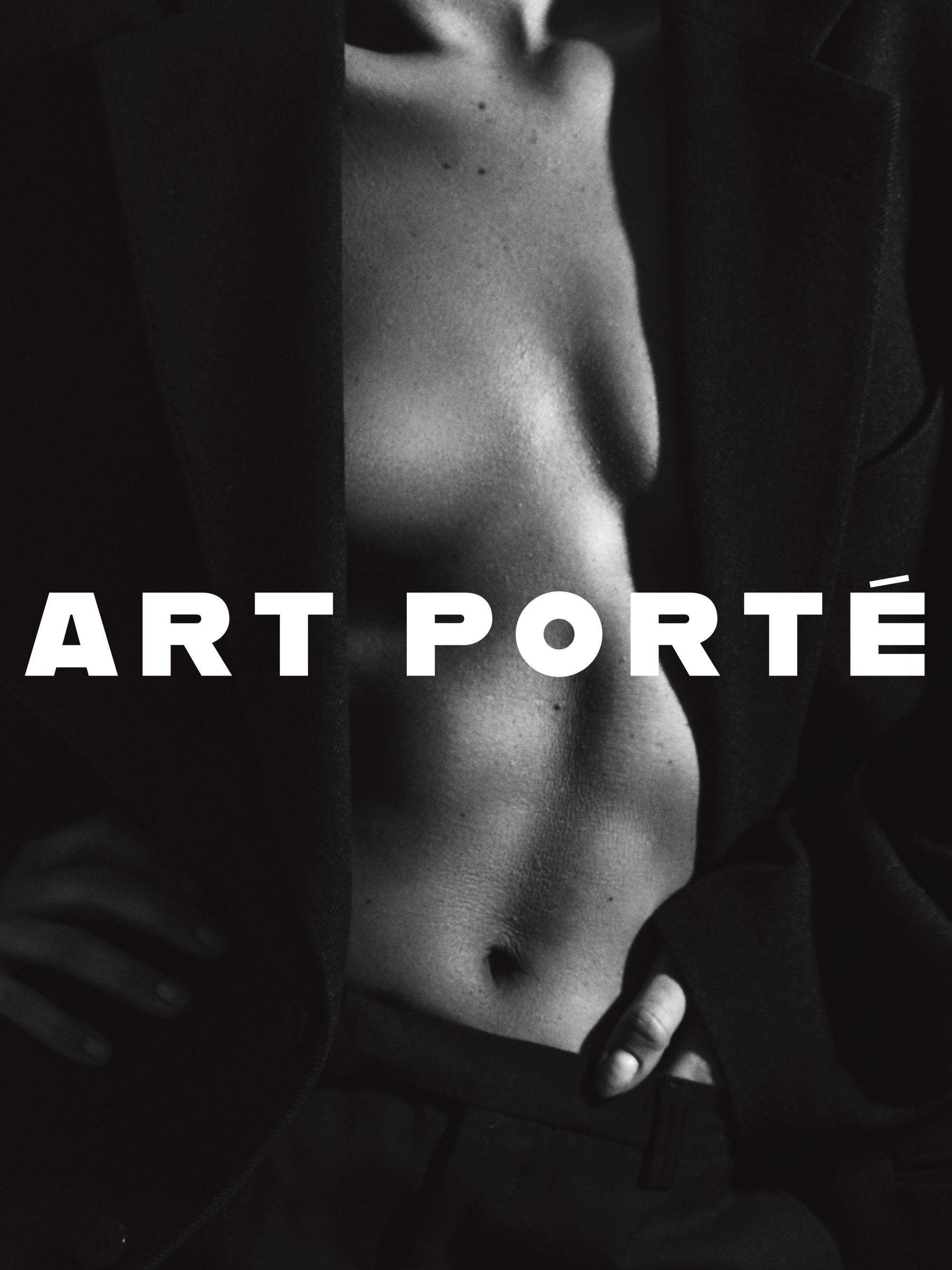 Schwarz-weißes Fotoposter von einem Oberkörper in einem geöffneten Blazer, mit dem Text ART PORTÉ in Großbuchstaben.